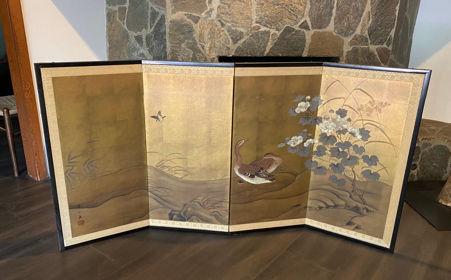 Ein wunderschöner vierteiliger japanischer Byobu-Faltwandschirm aus der Showa-Periode, der eine Natur-Landschaftsszene mit zwei Wildgänsen zeigt, die sich inmitten blühender Frühlingsblumen tummeln, während ein anderer bunter Vogel davonfliegt.  Die
