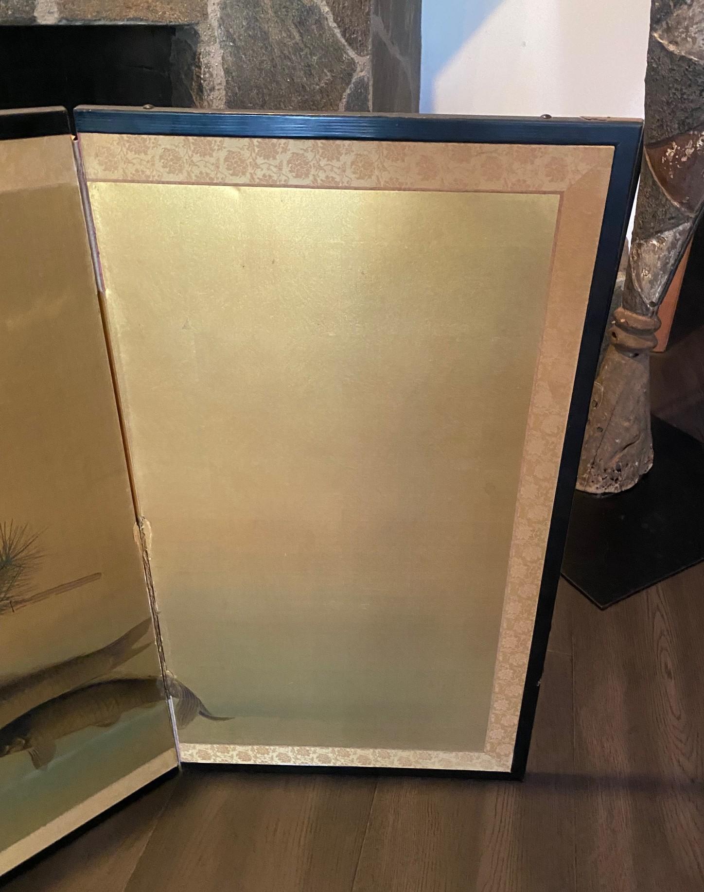 Showa Paravento giapponese asiatico firmato a quattro pannelli Foldes Byobu con paesaggio di carpe Koi in vendita