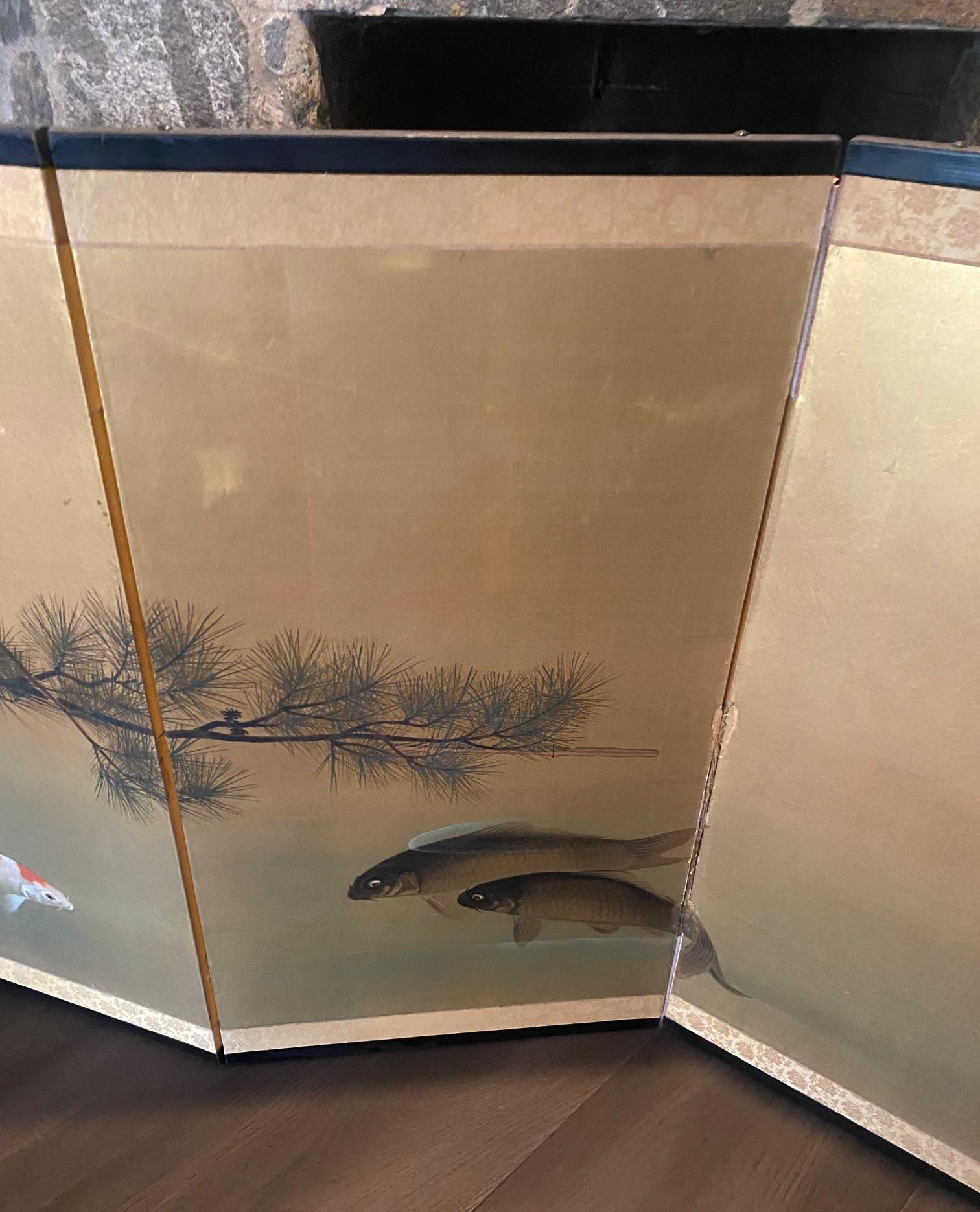 Giapponese Paravento giapponese asiatico firmato a quattro pannelli Foldes Byobu con paesaggio di carpe Koi in vendita