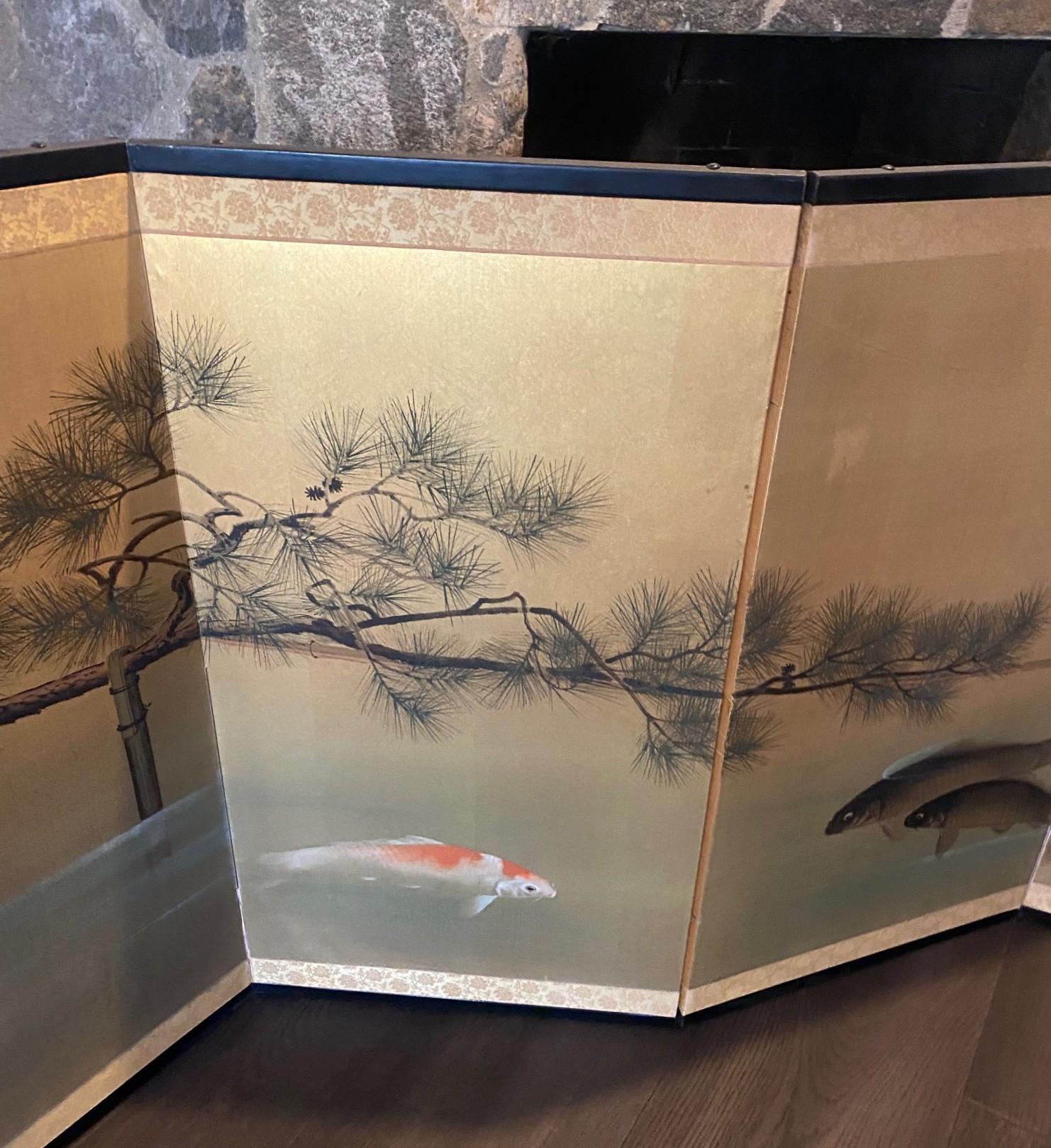 Fatto a mano Paravento giapponese asiatico firmato a quattro pannelli Foldes Byobu con paesaggio di carpe Koi in vendita