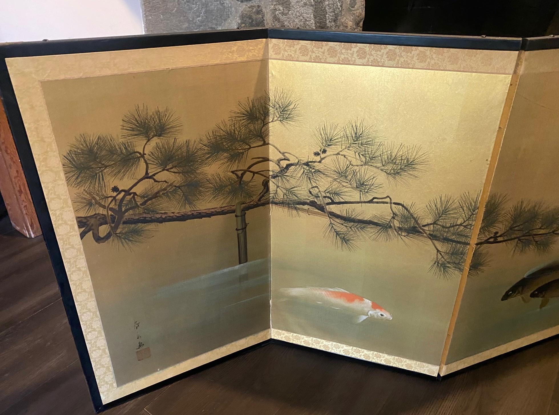 XX secolo Paravento giapponese asiatico firmato a quattro pannelli Foldes Byobu con paesaggio di carpe Koi in vendita