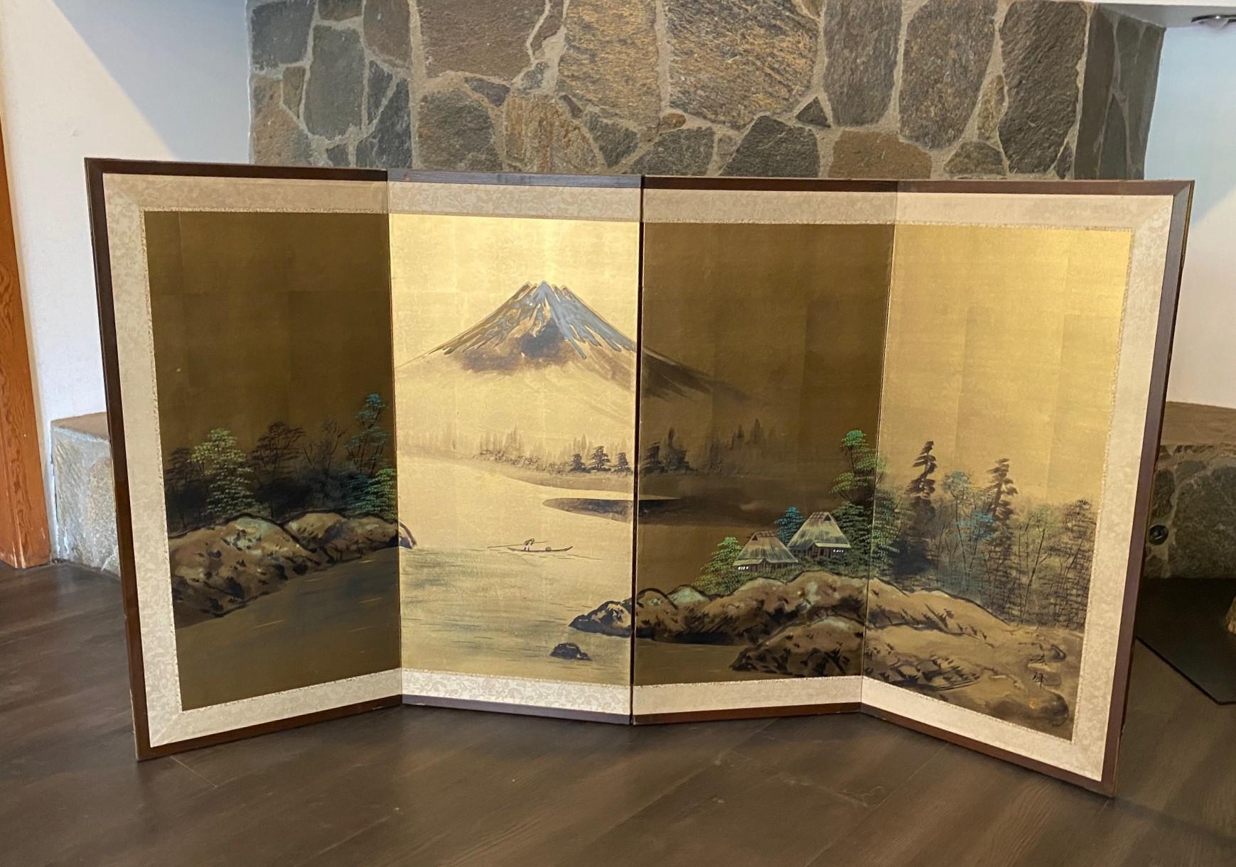 Uno splendido paravento pieghevole Byobu giapponese del periodo Showa a quattro pannelli con un luminoso monte Fuji appollaiato sopra una splendida scena di paesaggio naturale che raffigura un piccolo e tranquillo villaggio, un barcaiolo che