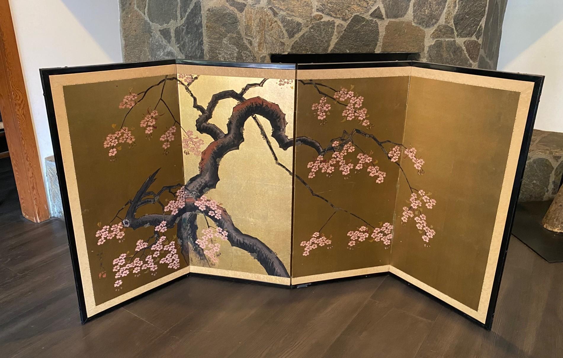 Ein wunderschöner vierteiliger japanischer Byobu-Faltwandschirm aus der Showa-Periode, der eine Naturszene mit einem wunderschönen Kirschblütenbaum in voller Blüte zeigt. Die leuchtenden, satten Farben, das Blattgold und die schönen handgemalten
