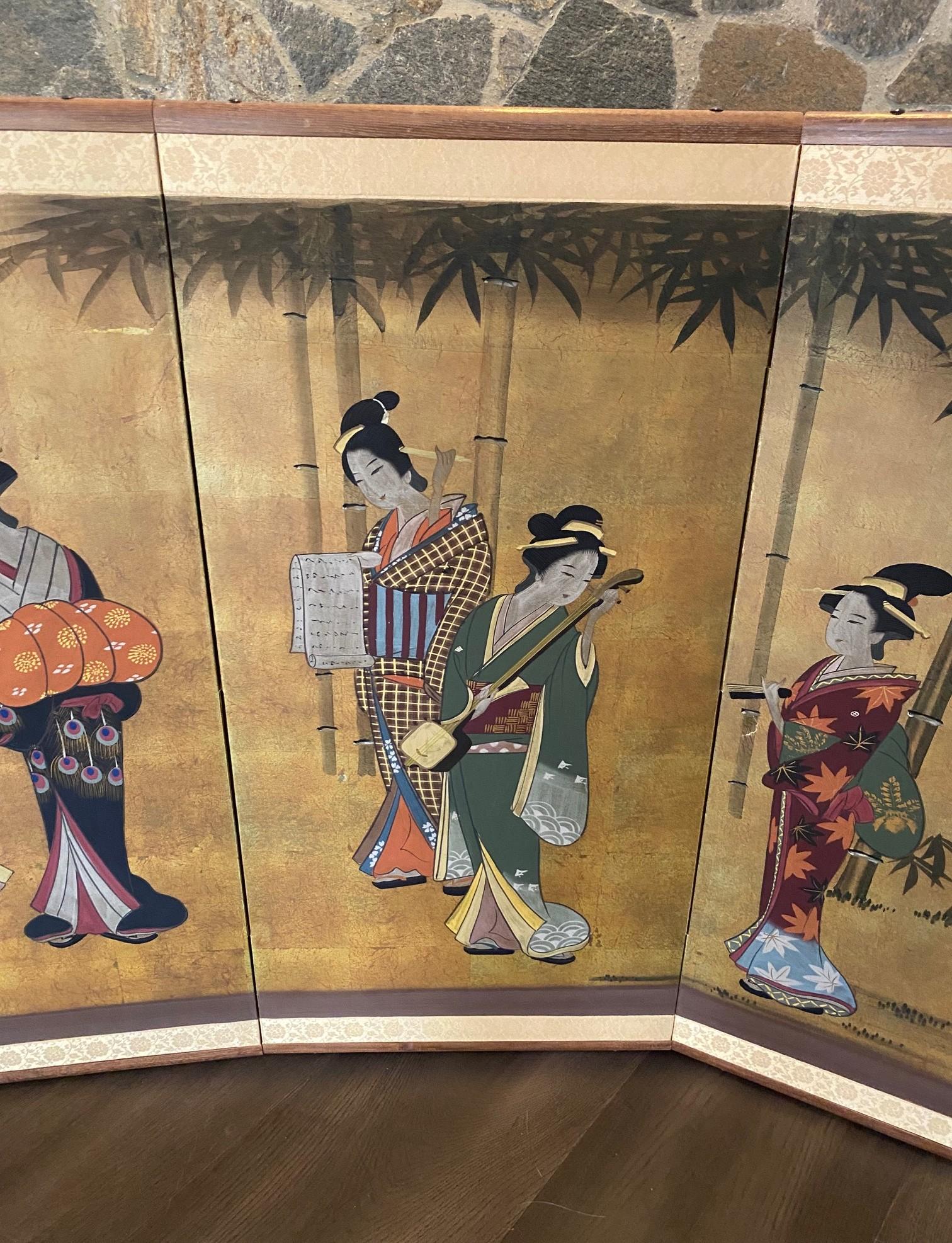 Fatto a mano Japanese Asian Signed Four-Panel Folding Byobu Showa Screen of Performing Geisha in vendita