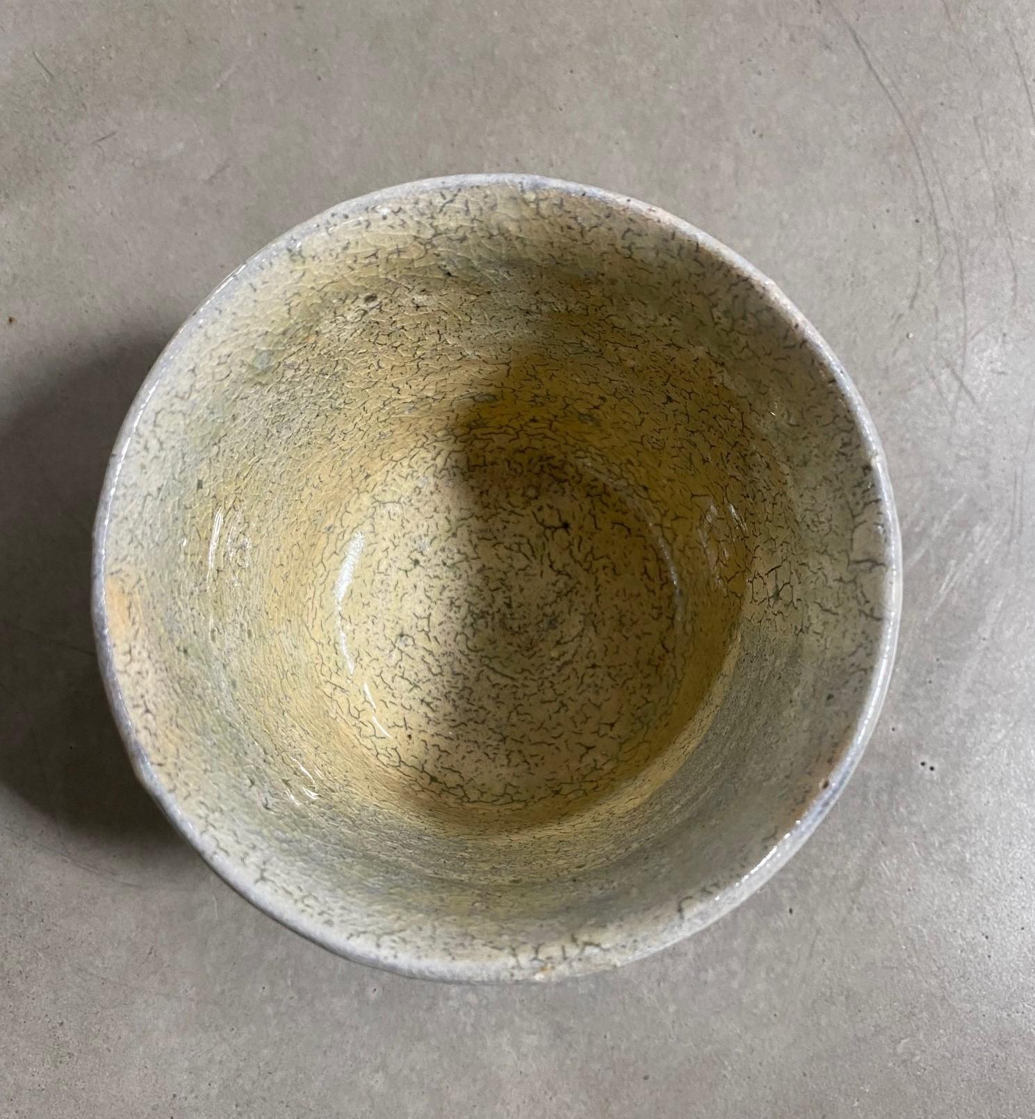 Tasse à thé japonaise asiatique en céramique émaillée signée Wabi-Sabi Yunomi, art populaire Bon état - En vente à Studio City, CA