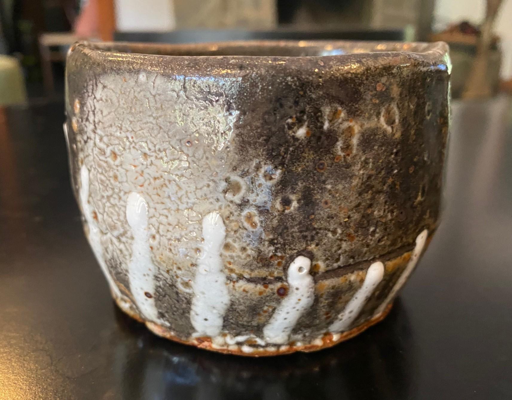 Showa Bol à thé Chawan signé Studio Pottery Wabi-Sabi en céramique émaillée asiatique japonaise en vente