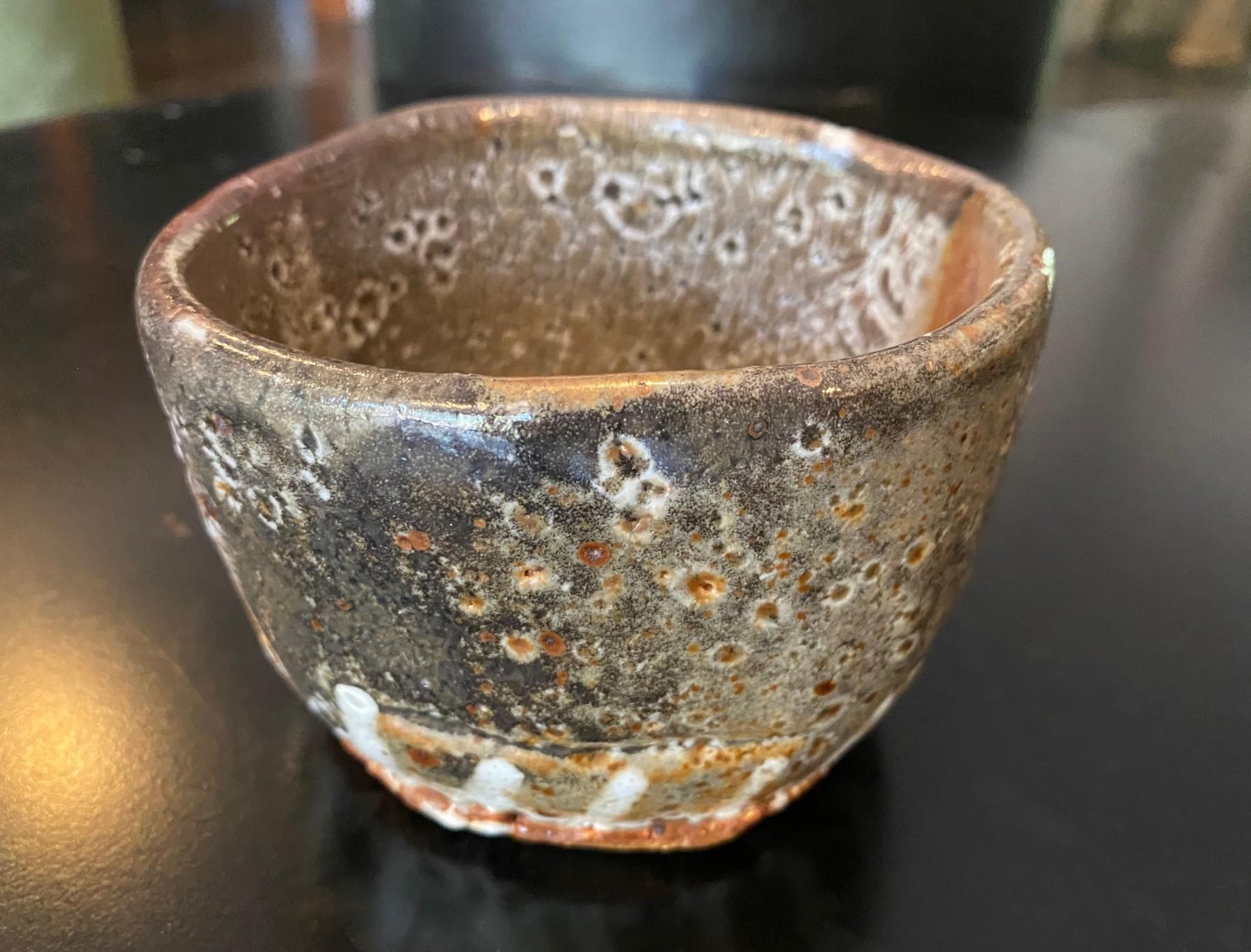 Showa Bol à thé Chawan signé Studio Pottery Wabi-Sabi en céramique émaillée asiatique japonaise en vente