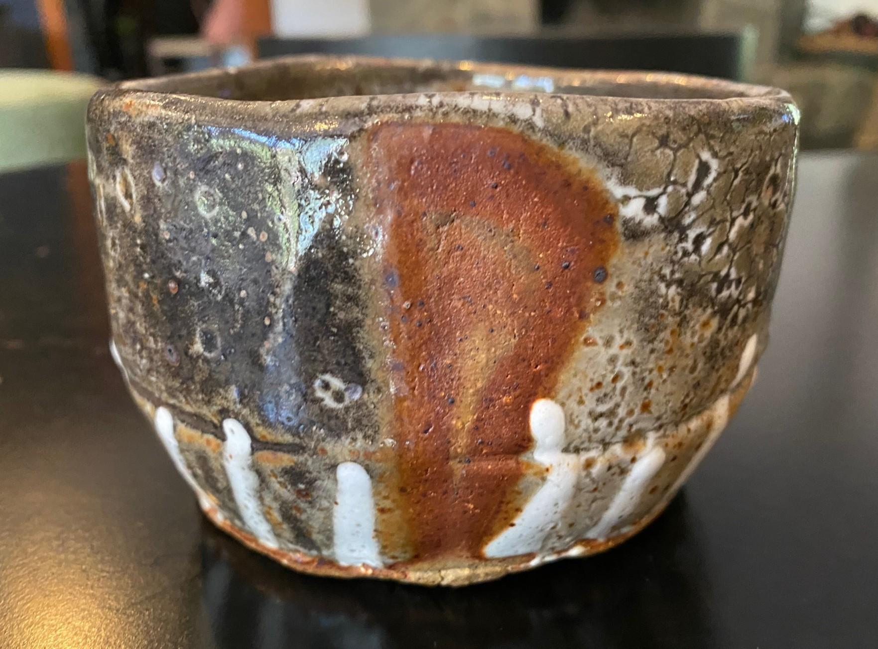 Japonais Bol à thé Chawan signé Studio Pottery Wabi-Sabi en céramique émaillée asiatique japonaise en vente