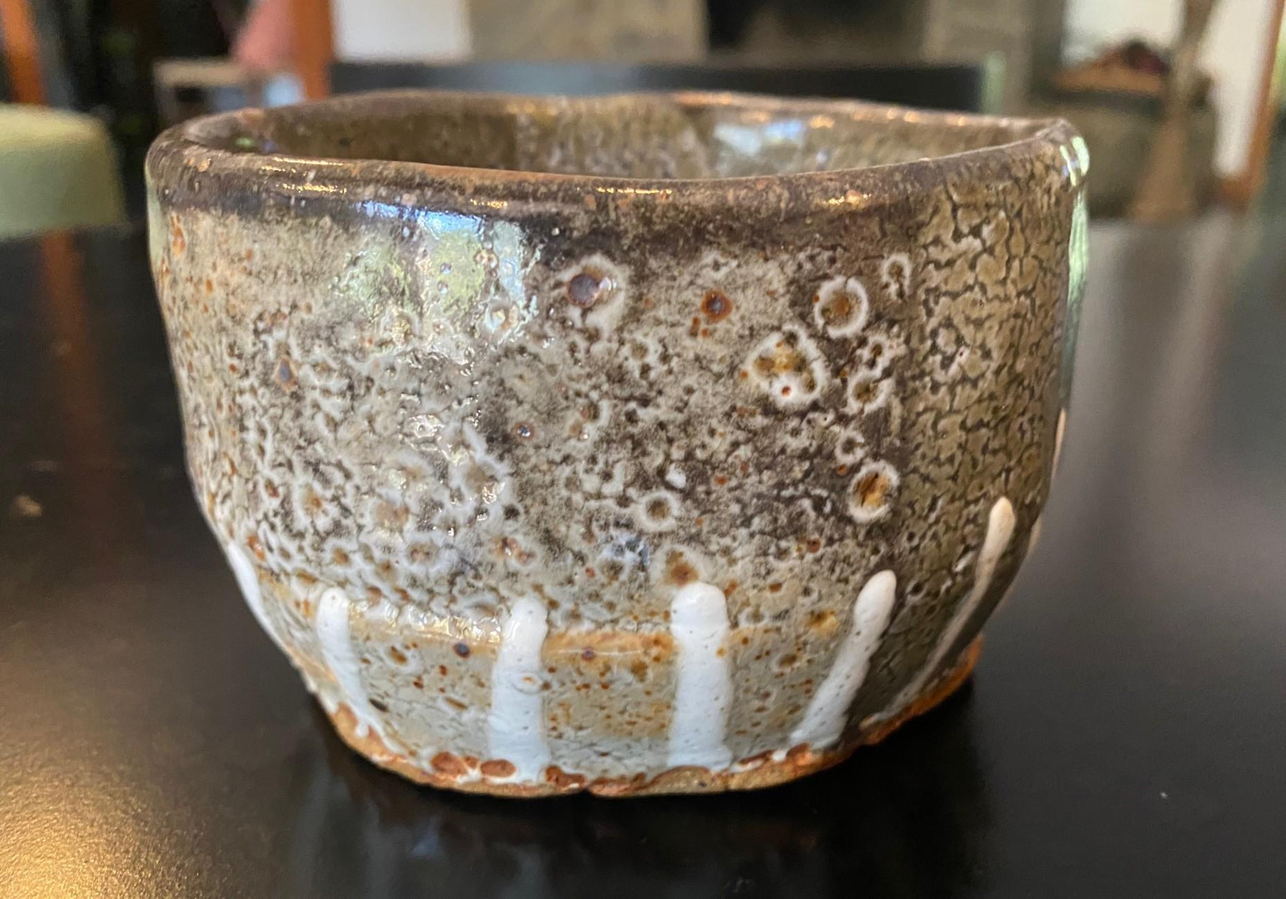 Bol à thé Chawan signé Studio Pottery Wabi-Sabi en céramique émaillée asiatique japonaise Bon état - En vente à Studio City, CA