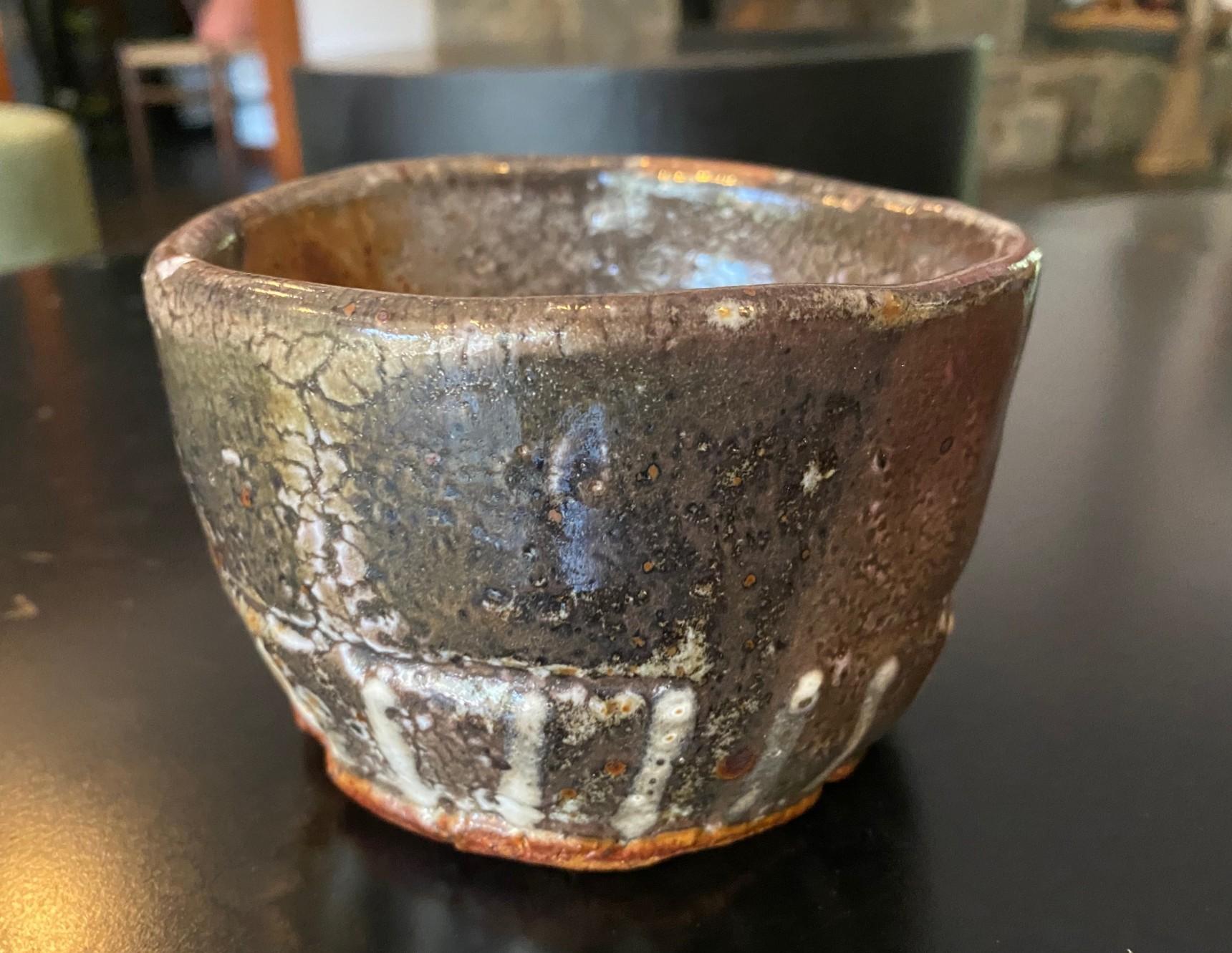 Bol à thé Chawan signé Studio Pottery Wabi-Sabi en céramique émaillée asiatique japonaise Bon état - En vente à Studio City, CA