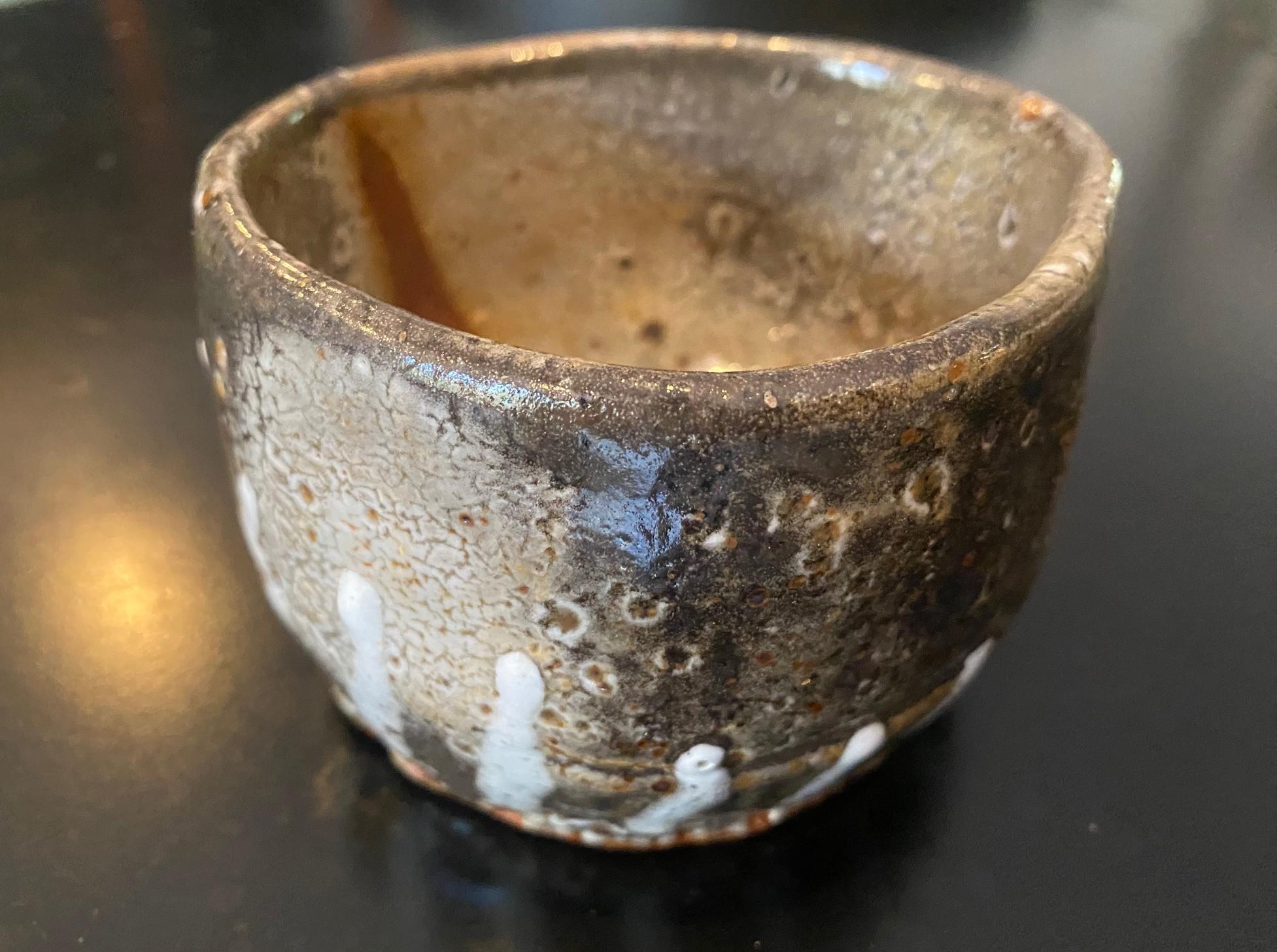 20ième siècle Bol à thé Chawan signé Studio Pottery Wabi-Sabi en céramique émaillée asiatique japonaise en vente