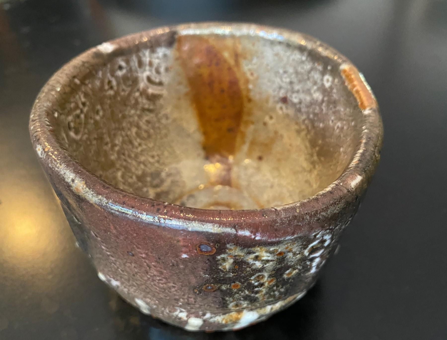 20ième siècle Bol à thé Chawan signé Studio Pottery Wabi-Sabi en céramique émaillée asiatique japonaise en vente