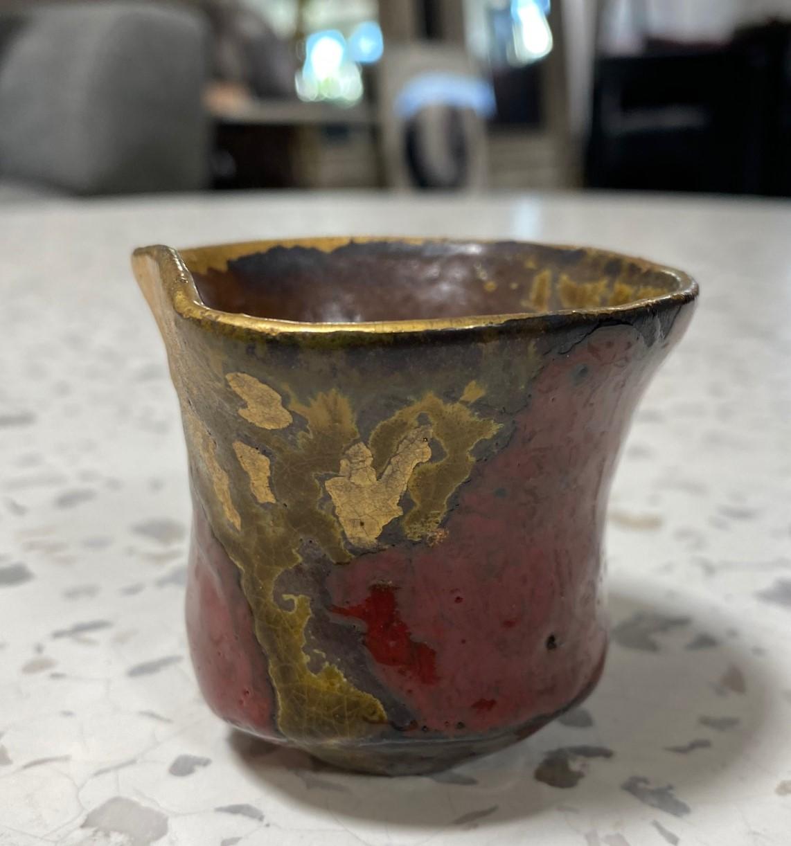 Showa Cuillère à thé japonaise asiatique signée Studio Pottery Wabi-Sabi rouge et émaillée or Yunomi en vente