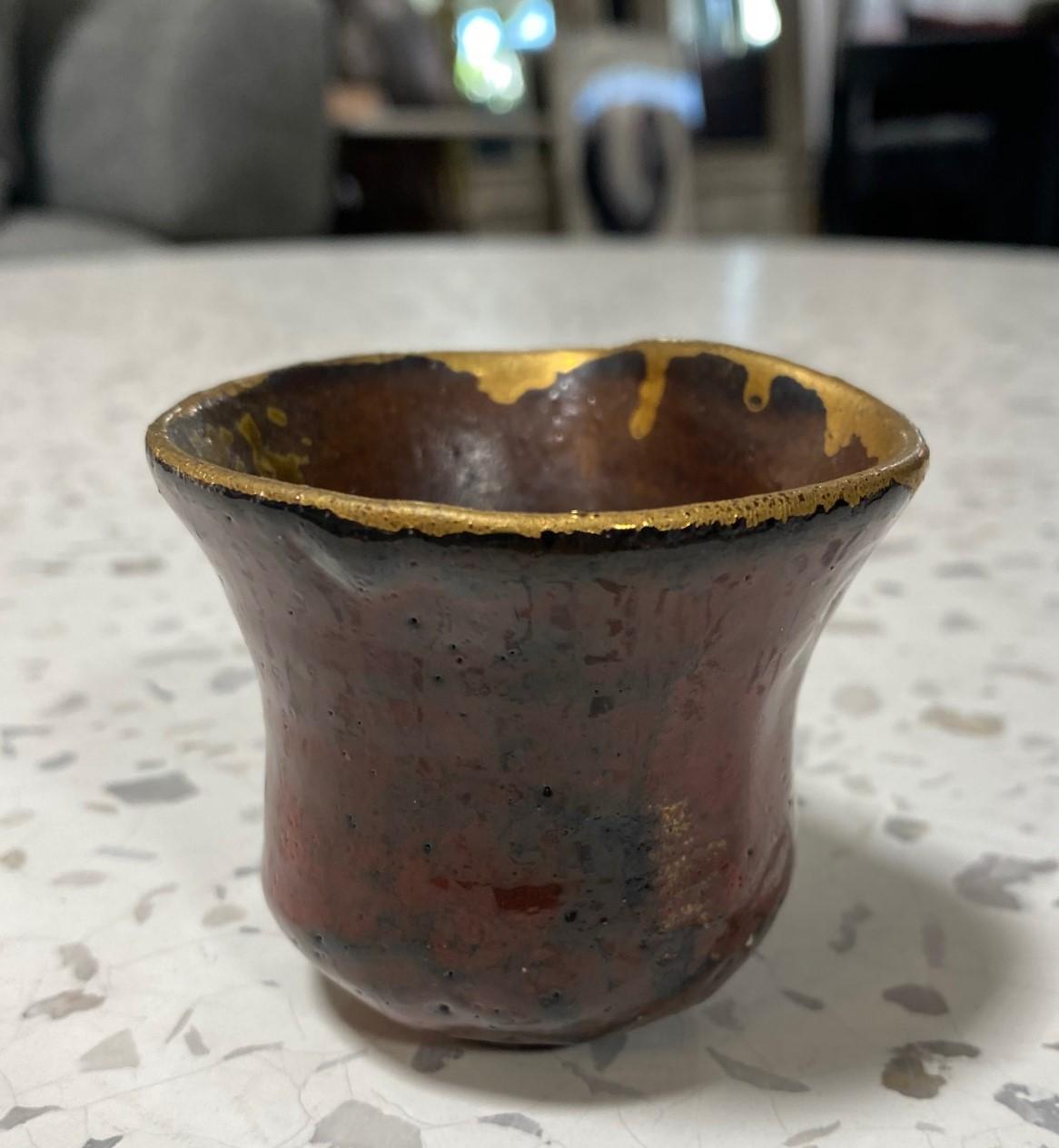 Vernissé Cuillère à thé japonaise asiatique signée Studio Pottery Wabi-Sabi rouge et émaillée or Yunomi en vente