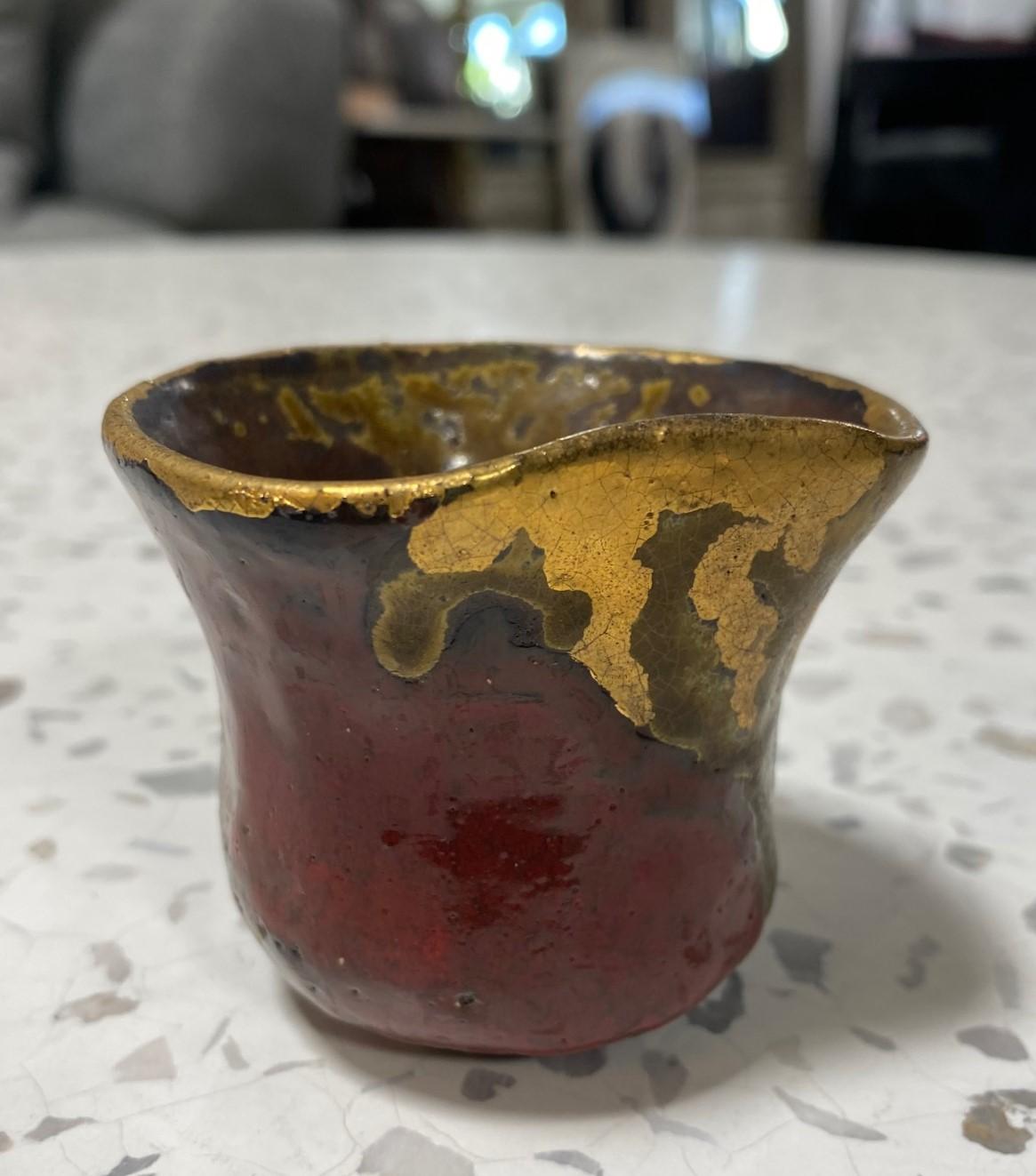Japanese Asian Signed Studio Pottery Wabi-Sabi Red & Gold Glazed Yunomi Teacup In Good Condition For Sale In Studio City, CA
