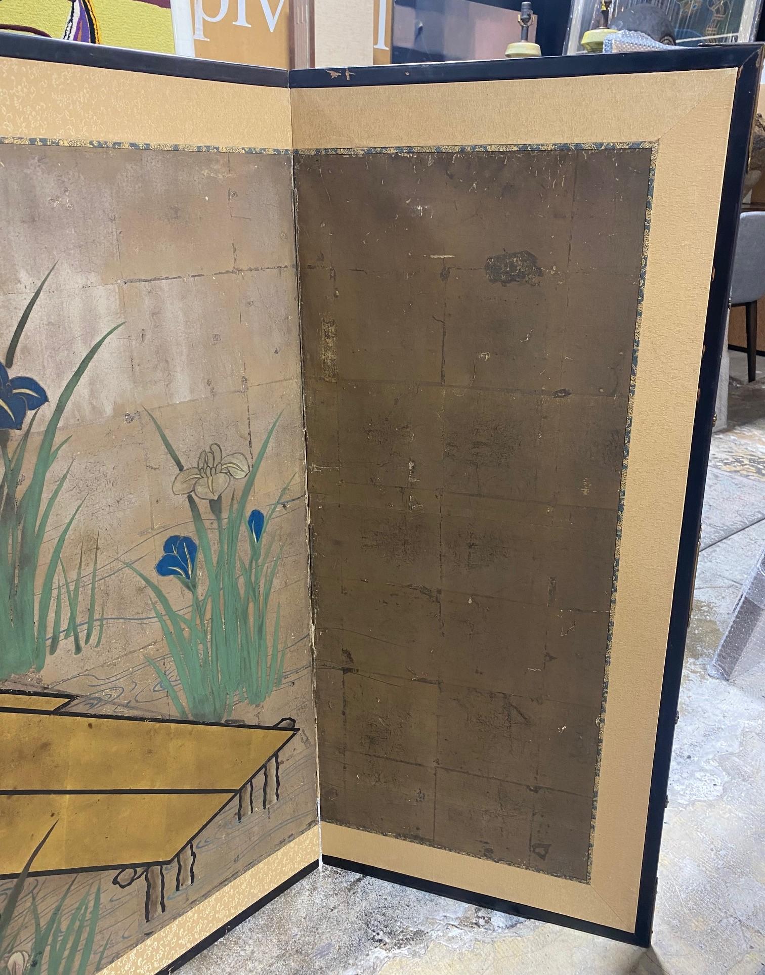 Biombo japonés asiático de seis paneles plegable Byobu Puente de paisaje terrestre con flores de lirio siglo XIX en venta