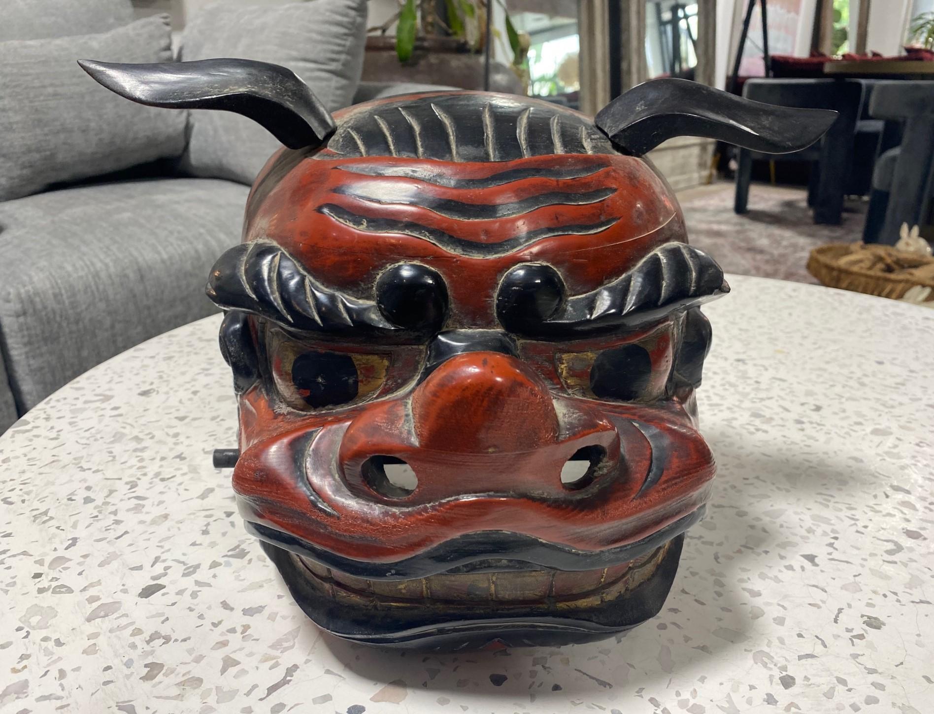 Eine wunderbare, wunderschön gearbeitete japanische Fest Shishi Löwentanz (Shishi Mai) Maske (Gashira). 

Die Shishi-Maske stellt einen mythischen Löwen dar, der die Region, in der er tanzt, schützt und reinigt, indem er böse Geister, Hungersnöte
