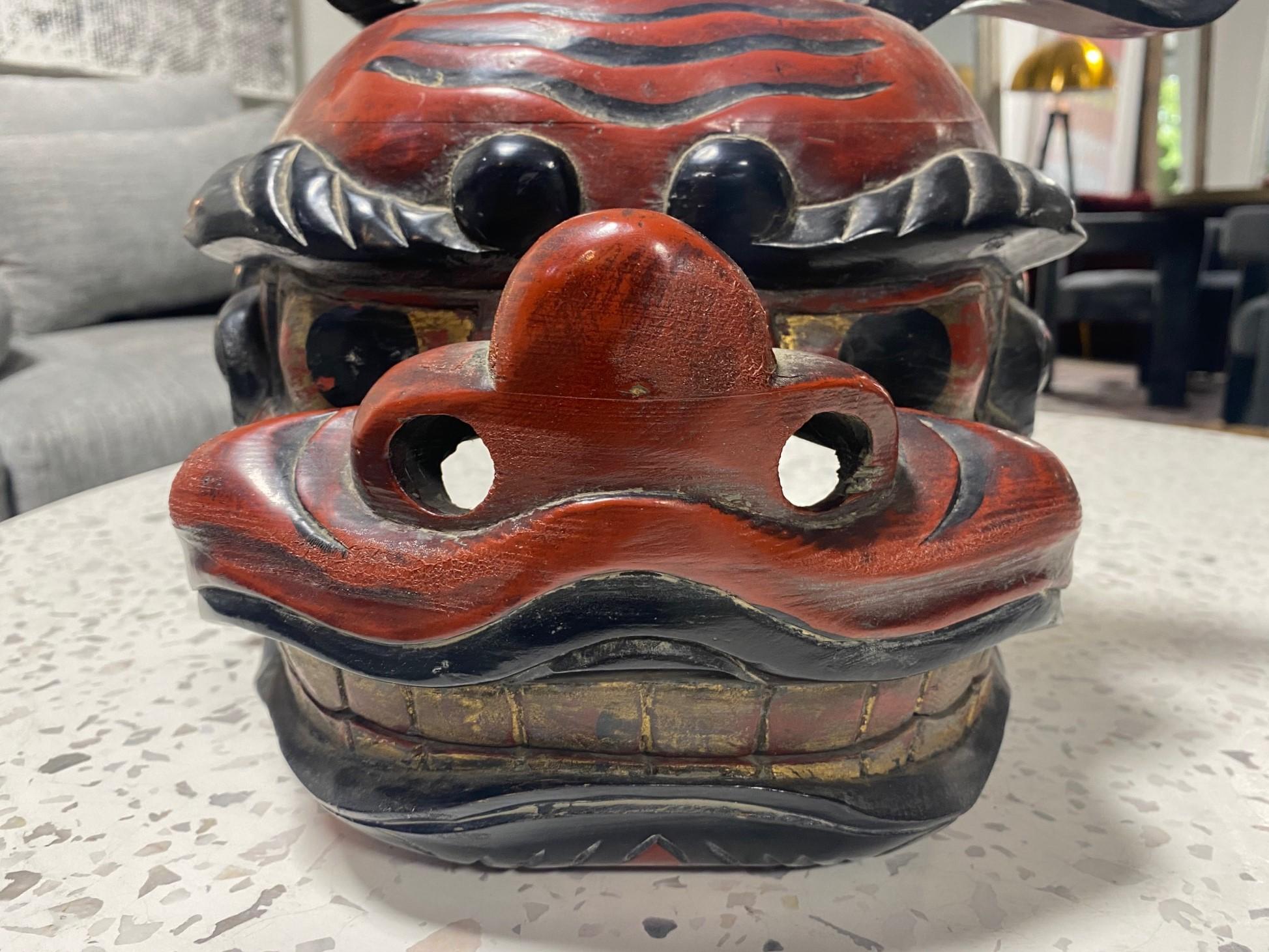 Japanische asiatische Shi Shishi Mai Löwe Tanz Gashira Noh Maske-Skulptur aus Holz (Showa) im Angebot