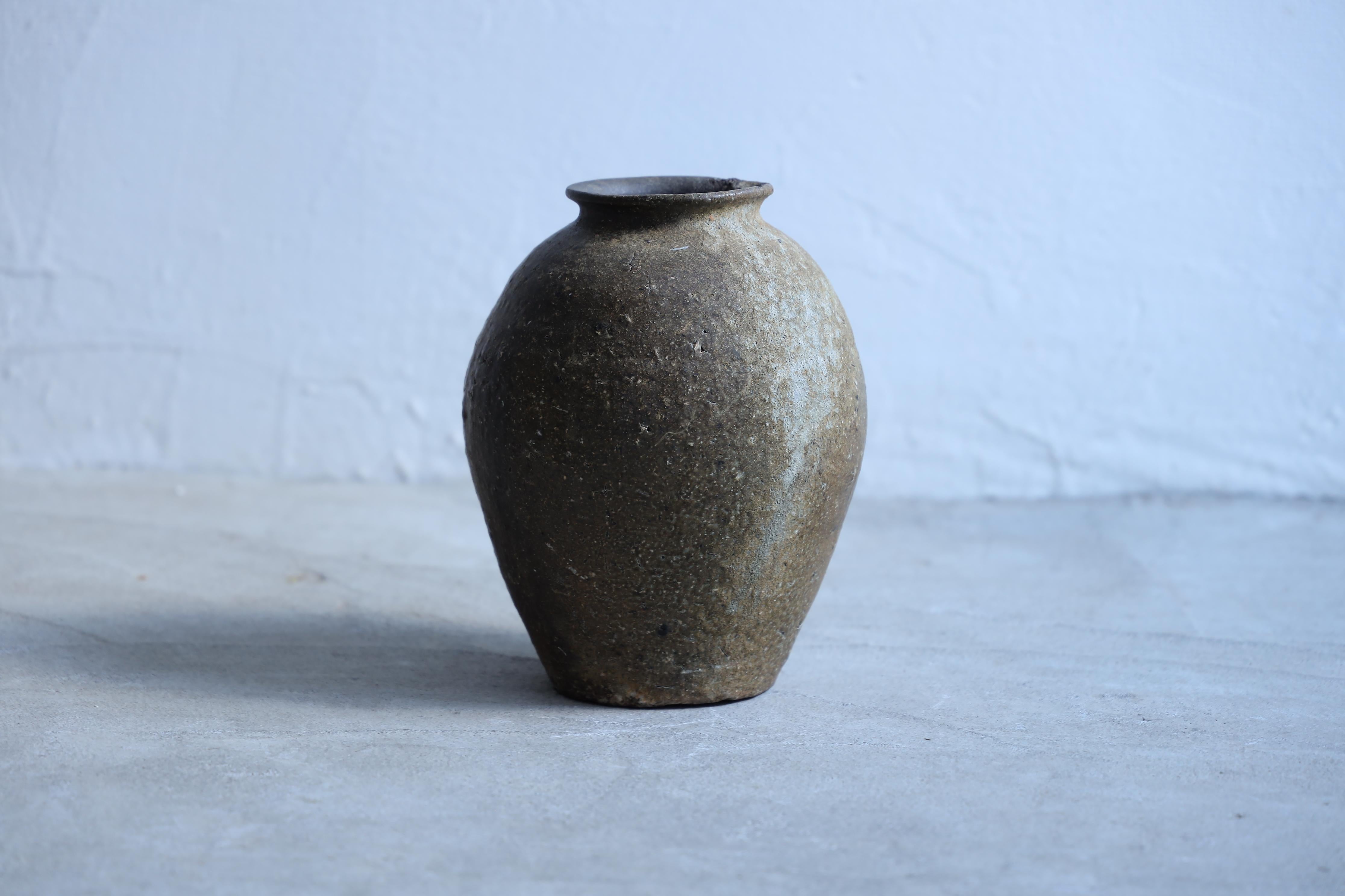 This is an antique piece of Japanese pottery.

It is a valuable item that is thought to have been made before the Edo period (1600s to 1860s).

Its beautiful color and unique texture give it a sense of dignity that transcends time.An extremely rare