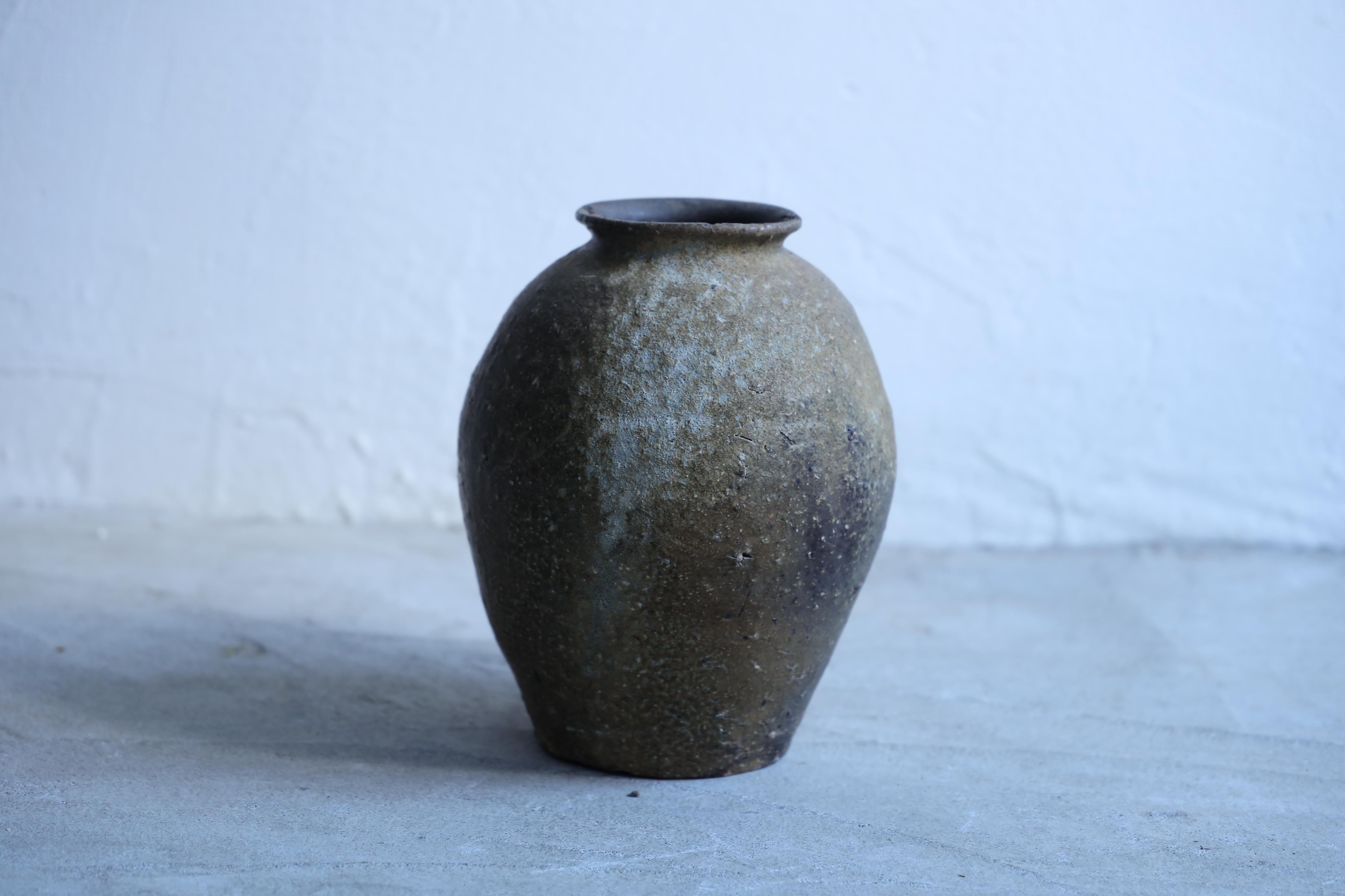 Japanese Autique Vase, Pottery, Wabi-Sabi In Good Condition For Sale In Katori-Shi, 12
