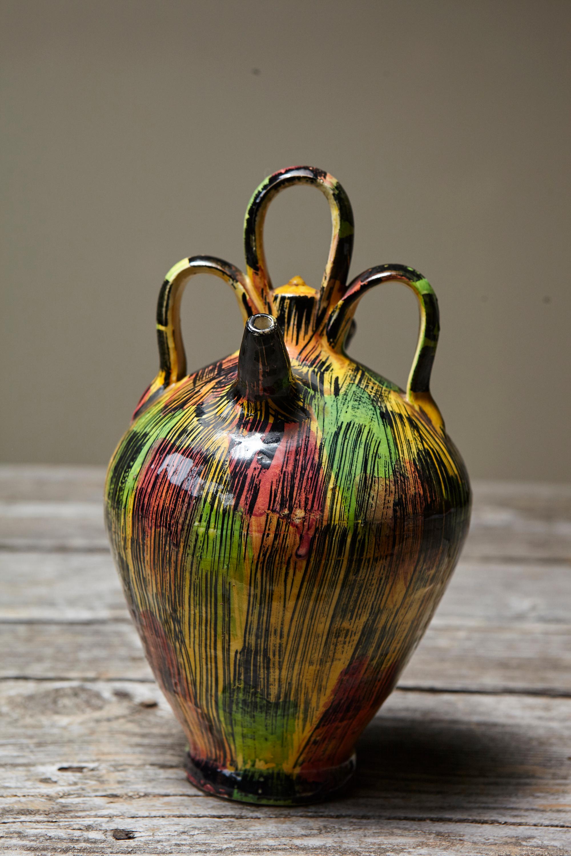 Vaso in ceramica lavorato a ruota, probabilmente in ceramica giapponese Awaji, risalente agli anni '30 circa. Il vaso ha un corpo ovoidale che si innalza fino a un collo compatto, dal quale emergono tre manici ad anello e un unico beccuccio