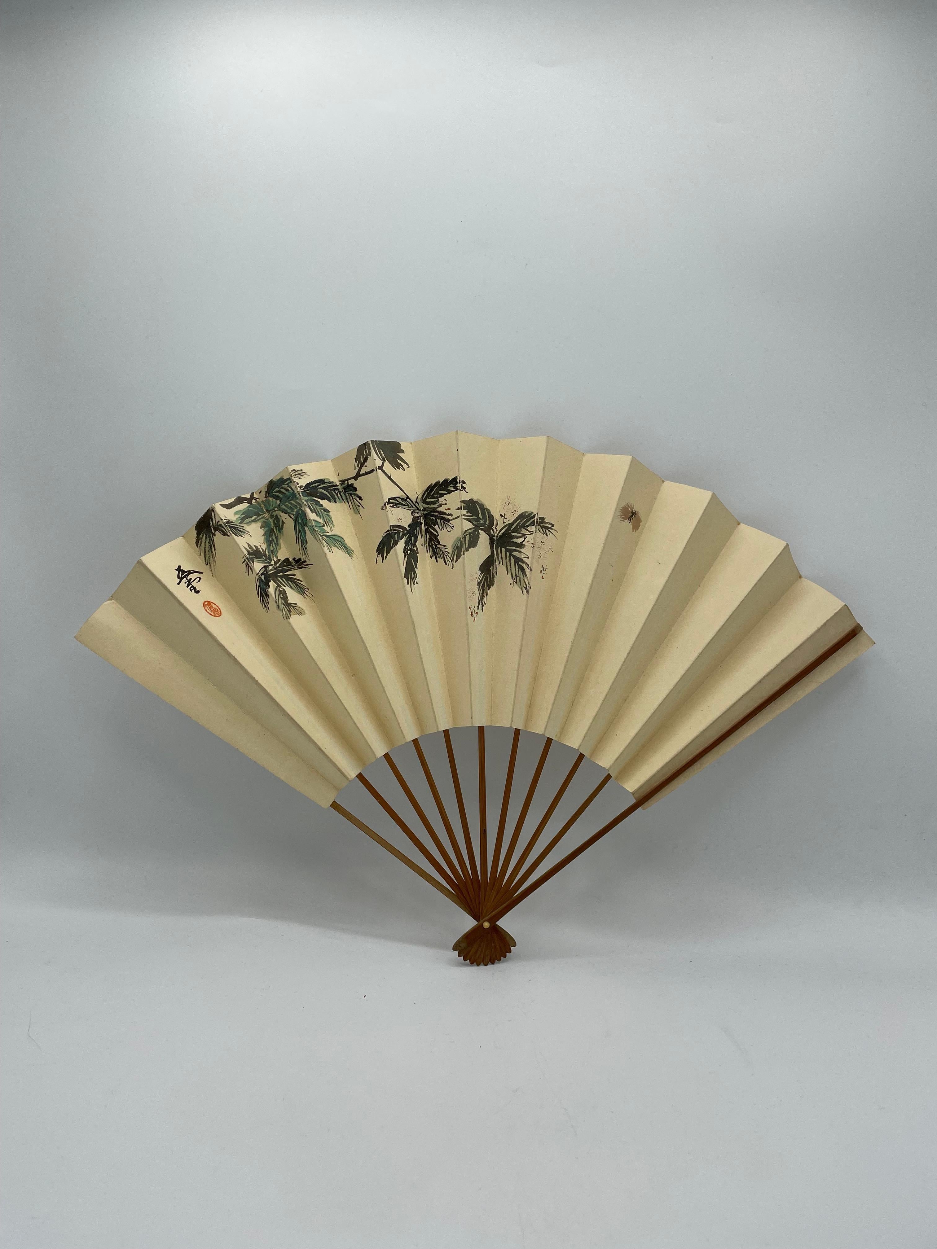 Il s'agit d'un ventilateur fabriqué au Japon dans les années 1980, à l'ère Showa.
Il est fabriqué avec du papier et des bambous. Ce ventilateur est imprimé.

Les éventails japonais sont fabriqués en papier sur une armature en bambou, généralement