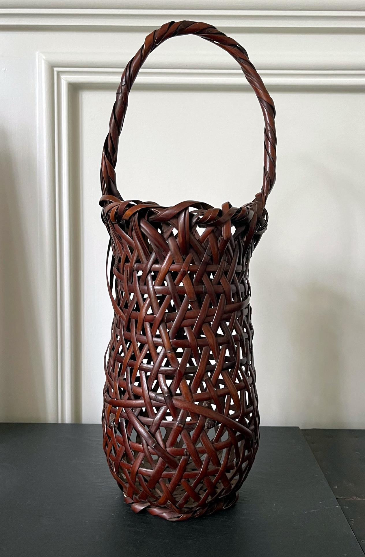 An elegantly woven bamboo basket with handle as an ikenana container by Suzuki Gengensai (1891-1950) circa 1923-50. Suzuki Gengensai was from Kansai region and active in Osaka. He studied bamboo art under Yamashita Kochikusai (1876-1947) and became