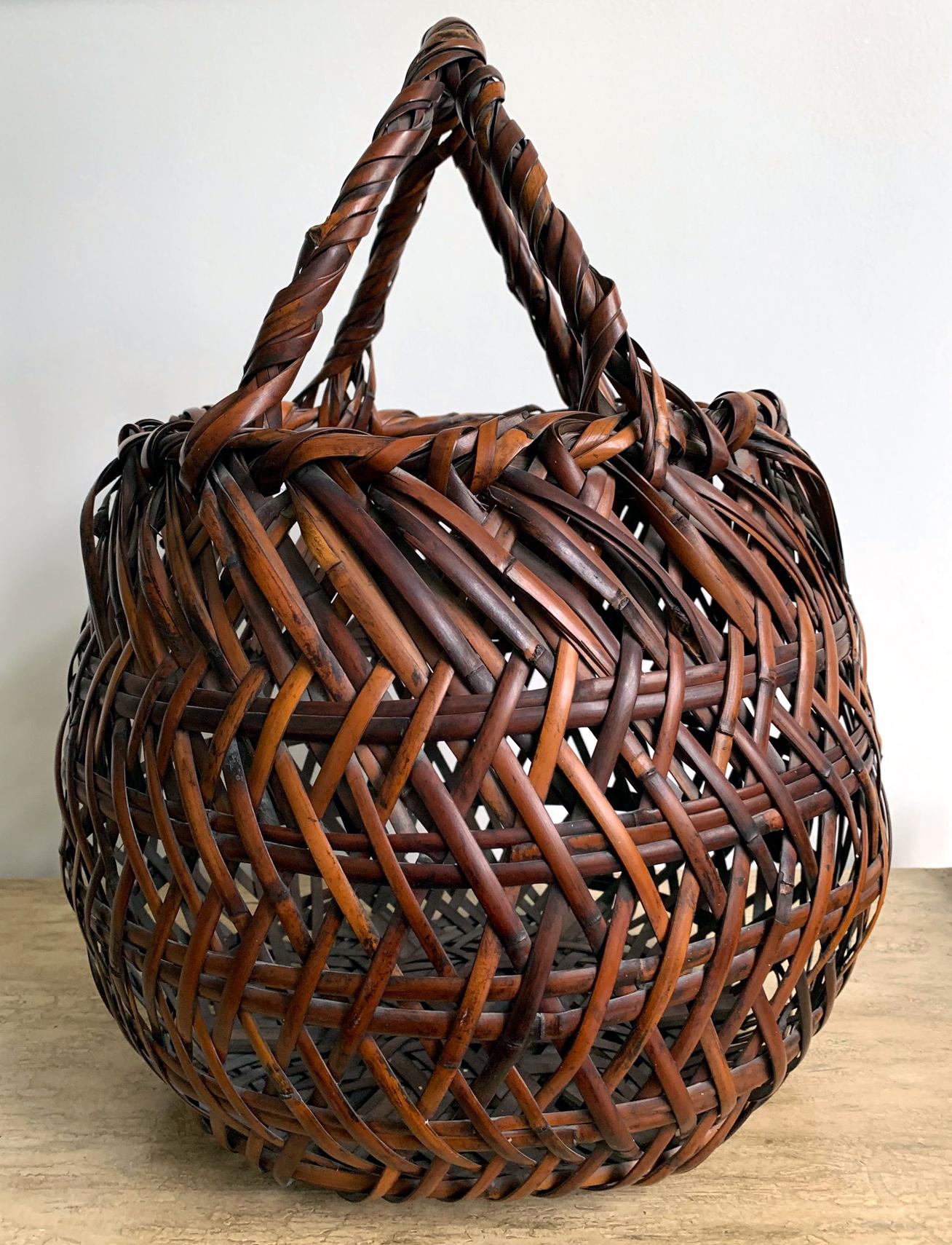 An important Japanese bamboo Ikebana basket by Yamamoto Chikuryosai I (also known as Chikuryusai I, Shoen after 1929) (1868-1945). Active in Osaka, Kansai region, he was advised by Wada Waichisai I. After 1929, he signed his work as Shoen (Shoen