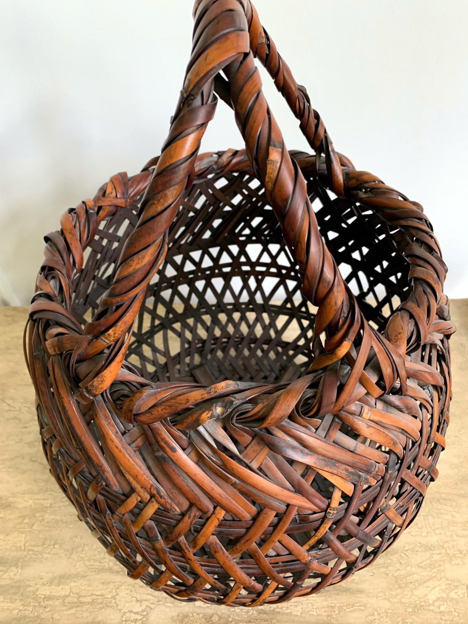 Japanese Bamboo Ikebana Basket by Yamamoto Chikuryosai I Shoen In Good Condition For Sale In Atlanta, GA