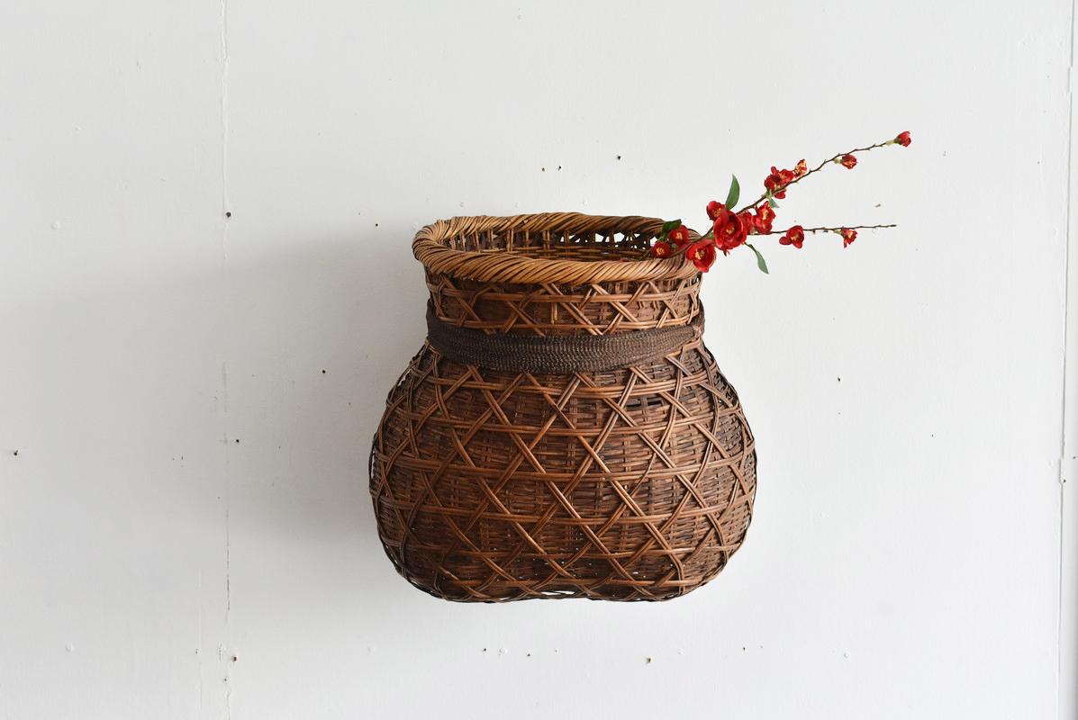 A bamboo basket from the Meiji era to the early Showa period in Japan.
Originally, I think it was a basket for putting nuts and wild plants.
However, this can be used as a flower basket.
Since it has a string, it cannot be hung on the wall or