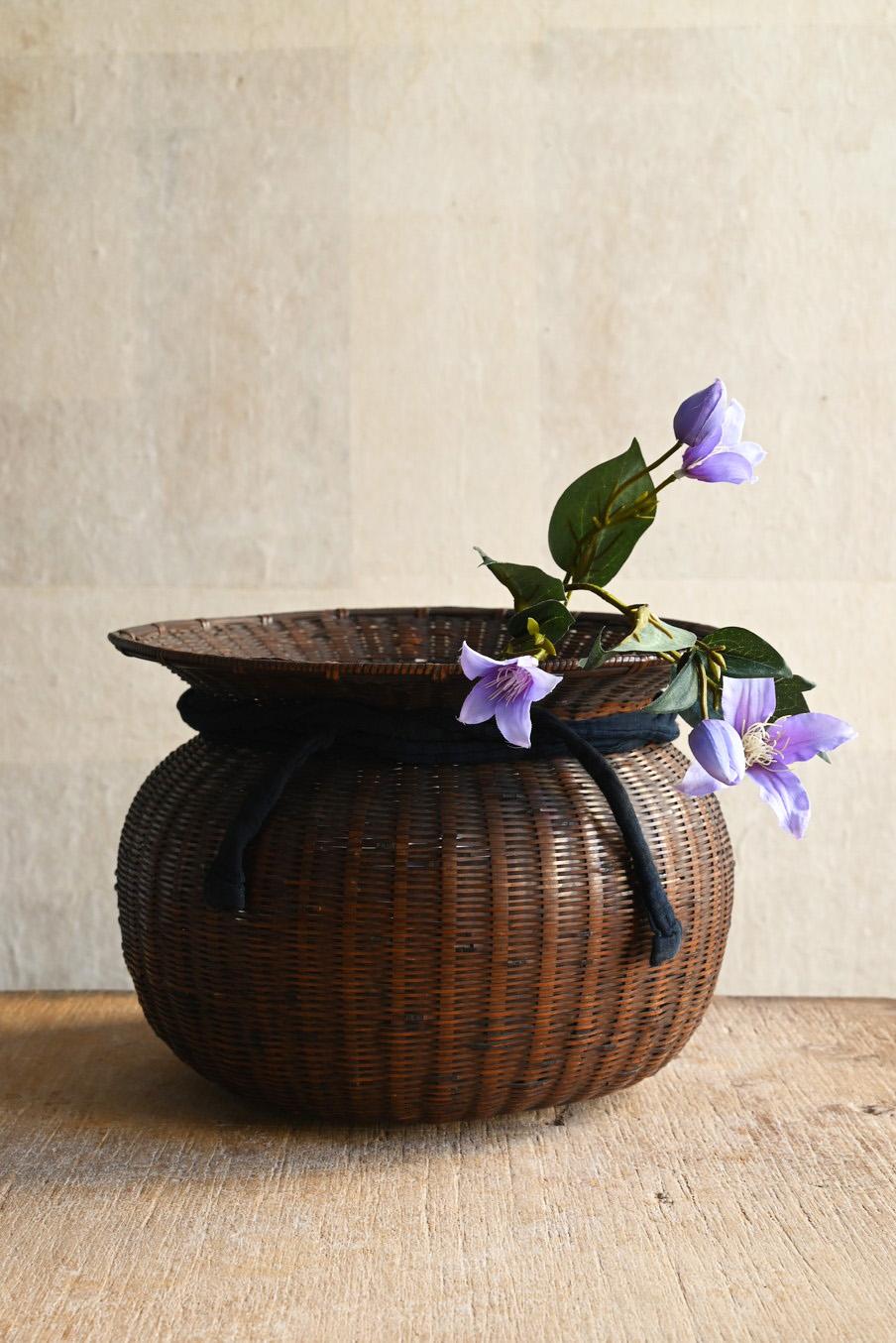 The original use of this basket was as a fish cage for storing caught fish.
This is thought to have been made as a flower vase, imitating that design.
This item is carefully woven using thin bamboo strips.
Over time, it has changed to a glossy brown