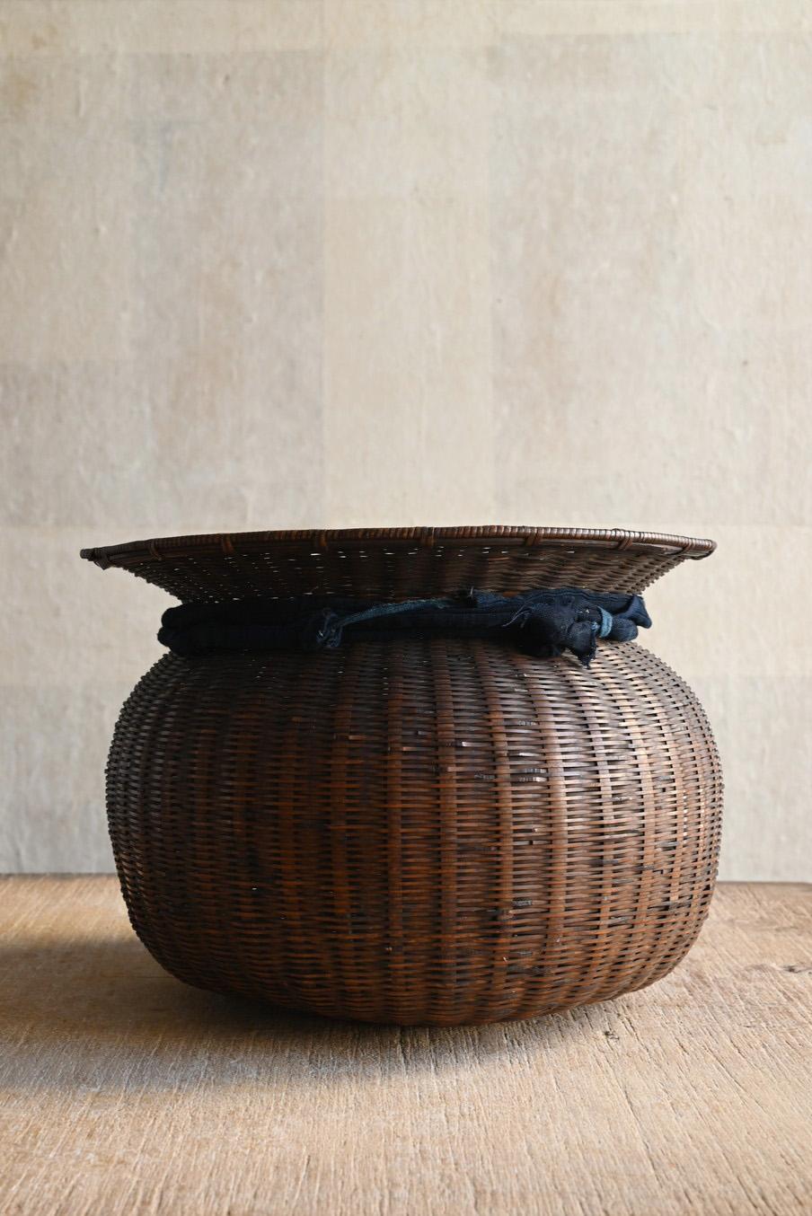 Japanese Bamboo Knitting Antique Flower Basket / Bamboo Vase/1868-1920 In Good Condition In Sammu-shi, Chiba