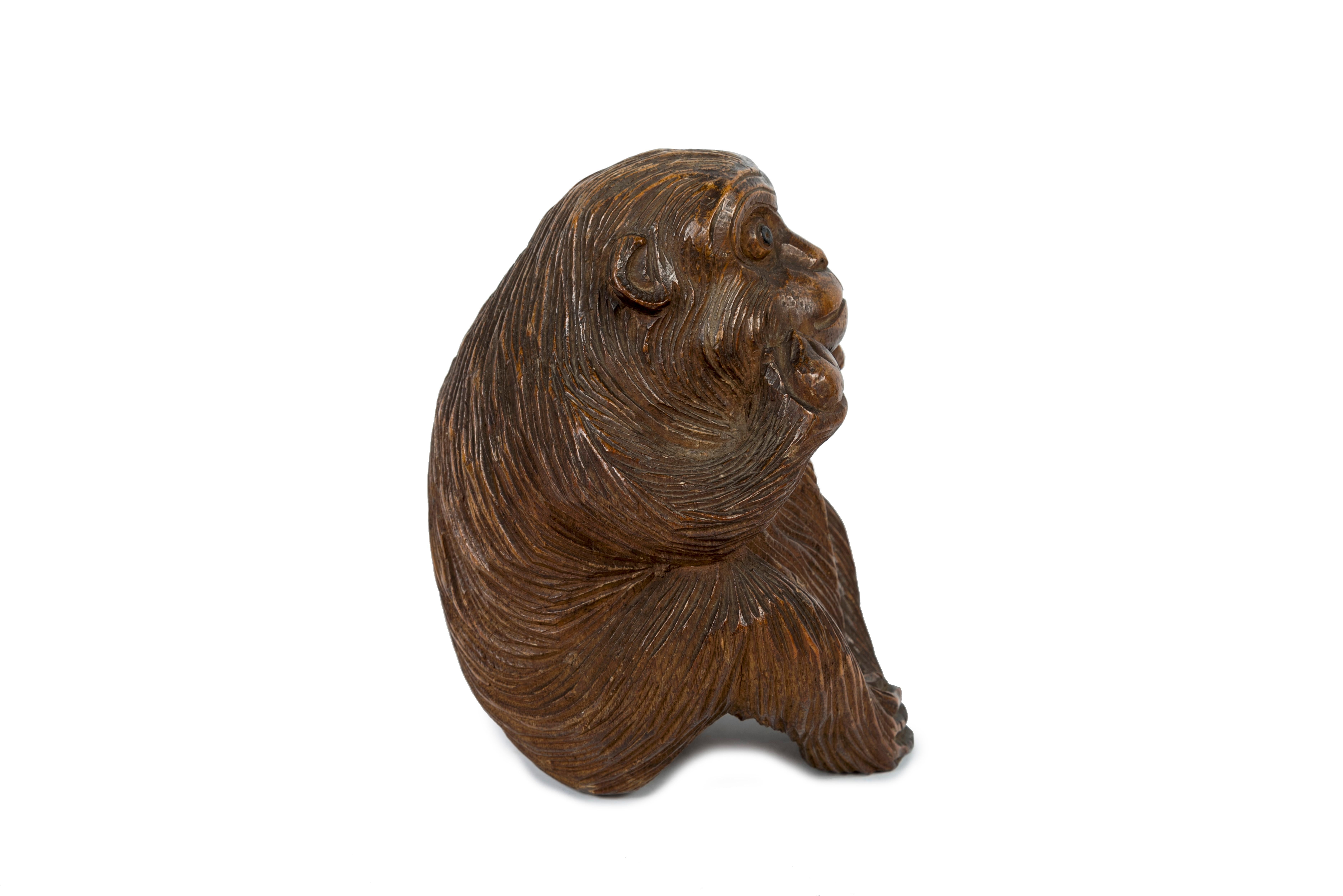 Meiji Sculpture japonaise d'un singe tenant des pêches de la longévité dans ses deux mains en vente