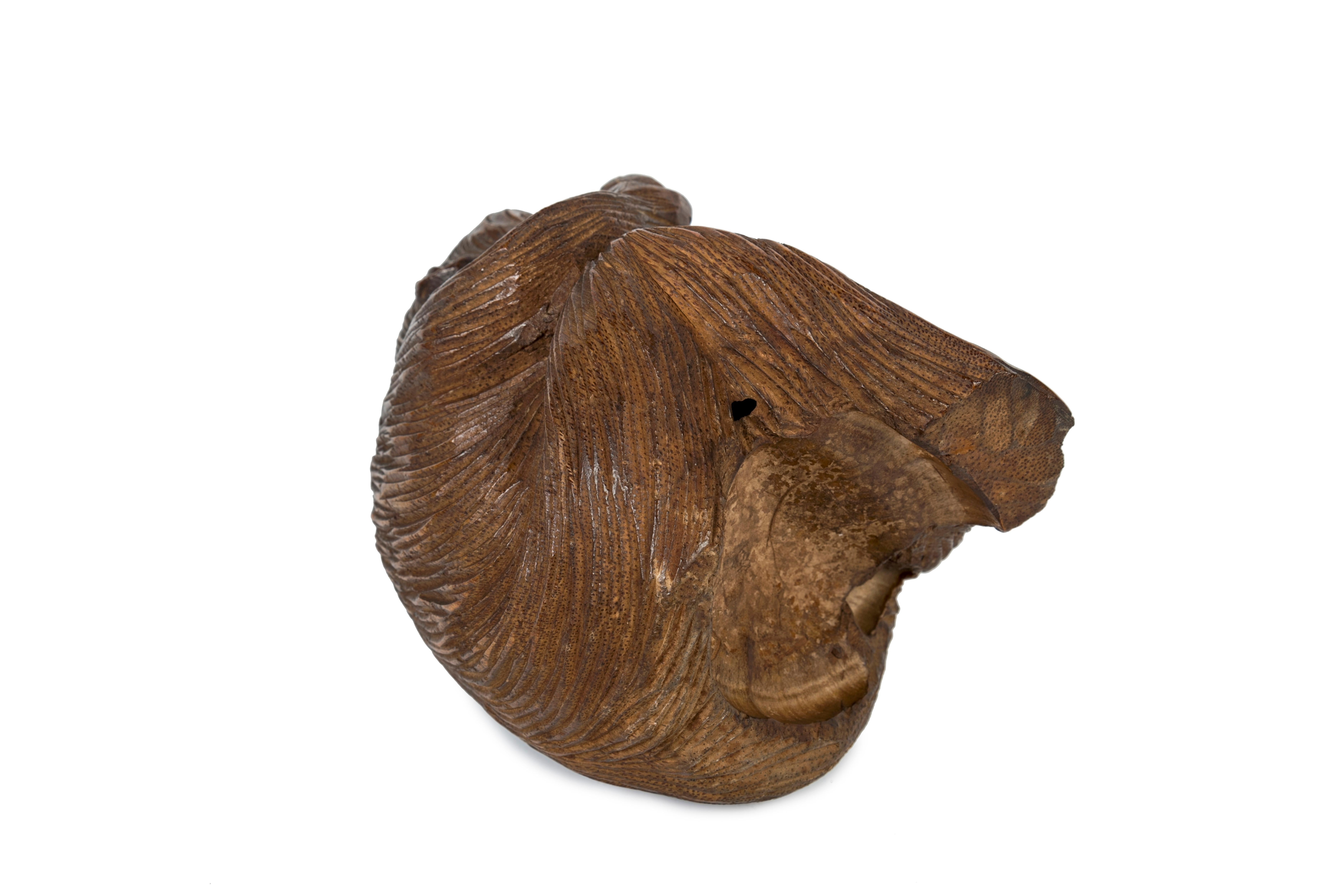 Sculpté Sculpture japonaise d'un singe tenant des pêches de la longévité dans ses deux mains en vente
