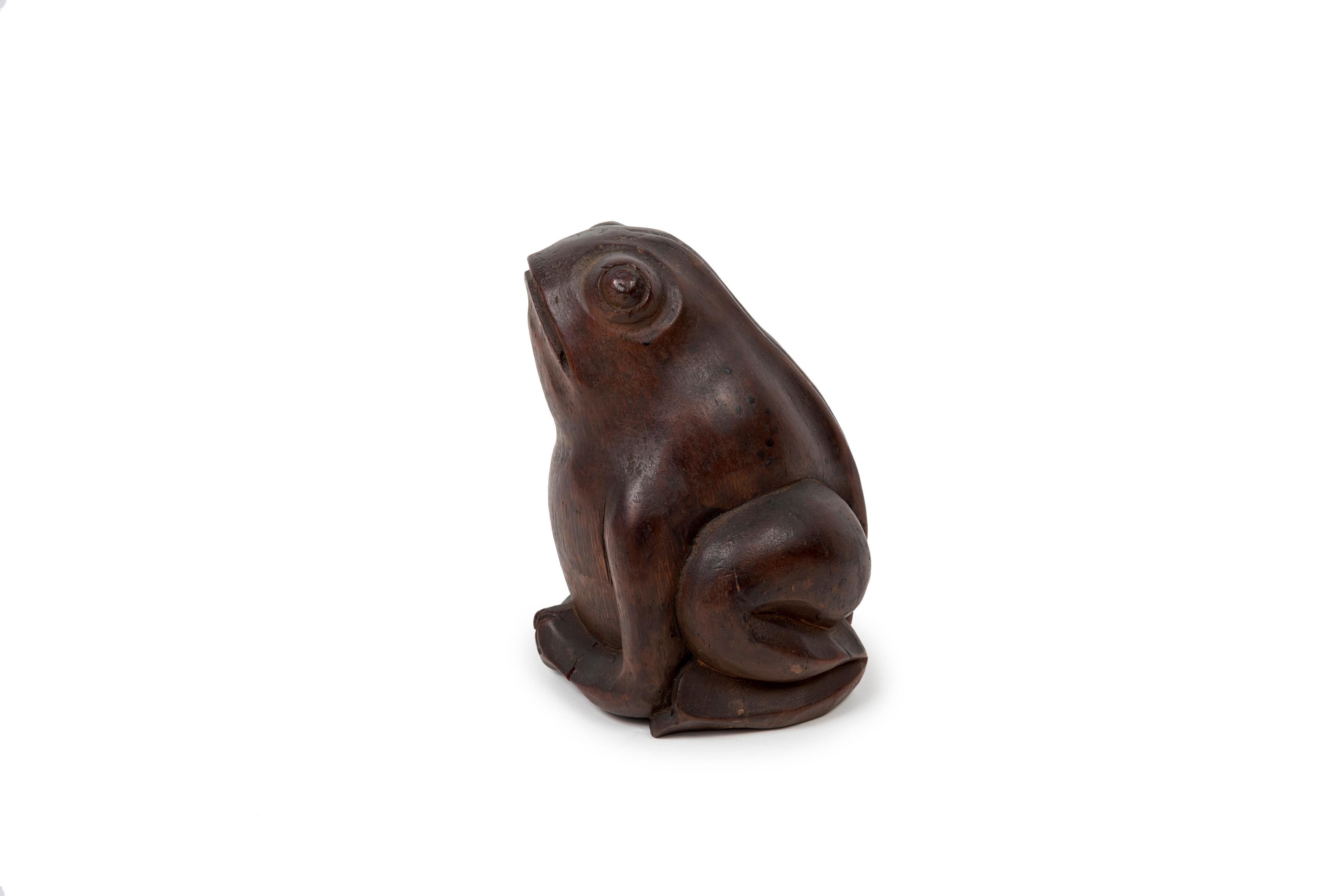 Japanese bamboo sculpture of a seated toad realised in the rhizome In Good Condition For Sale In PARIS, FR