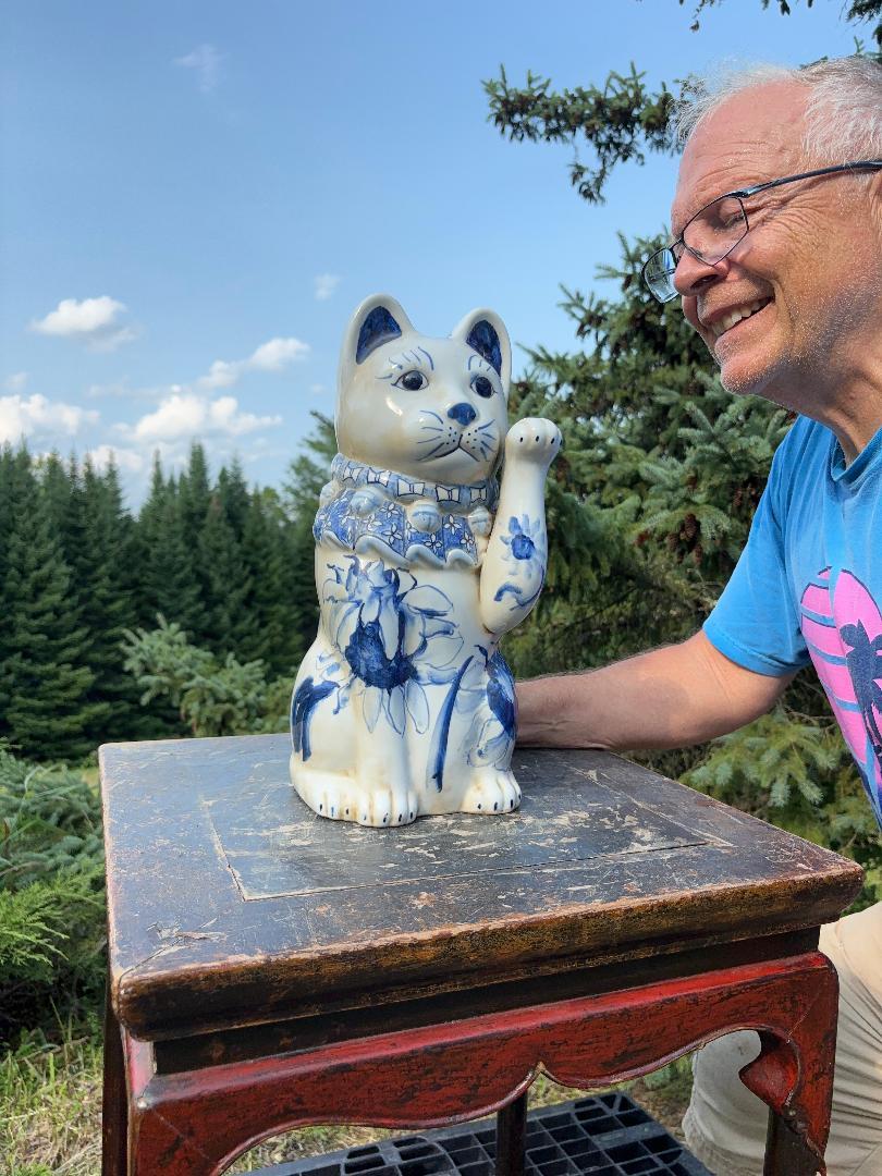 Japan eine seltene großformatige und schöne handbemalte blau-weiße Keramik Maneki Neko Glücksgeld Katze.

Sie stammt aus den Arita/Imari-Brennöfen und ist aus dem frühen 20. Jahrhundert.

Beachten Sie die detailreiche blaue Bemalung auf weißem