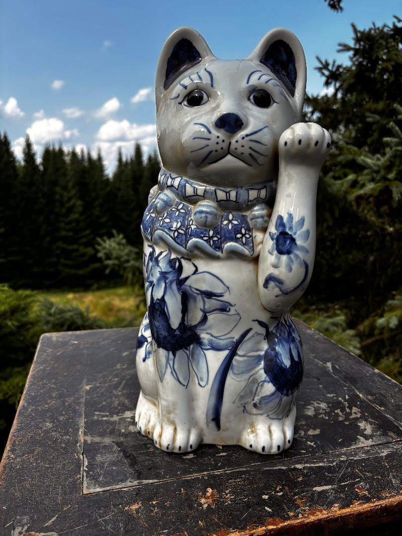Japanische große antike blaue und weiße handgemalte Glücksgeldkatze (Taisho) im Angebot