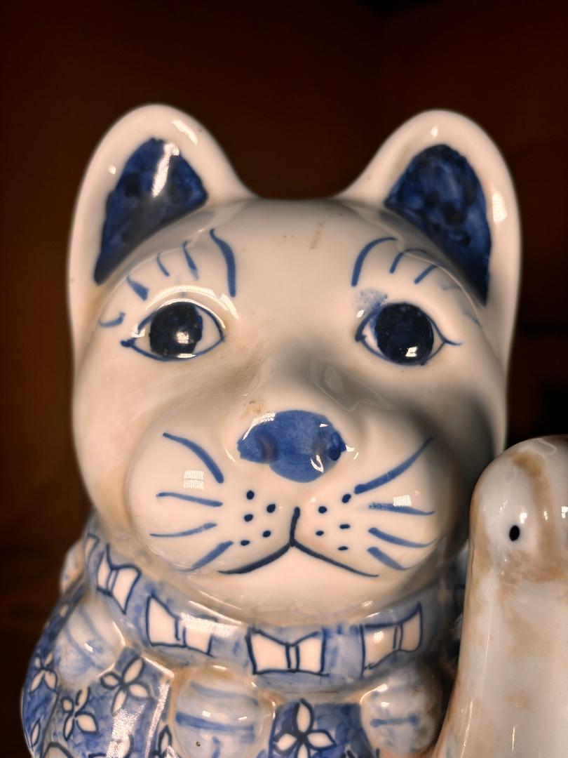 Japanische große antike blaue und weiße handgemalte Glücksgeldkatze (Handbemalt) im Angebot