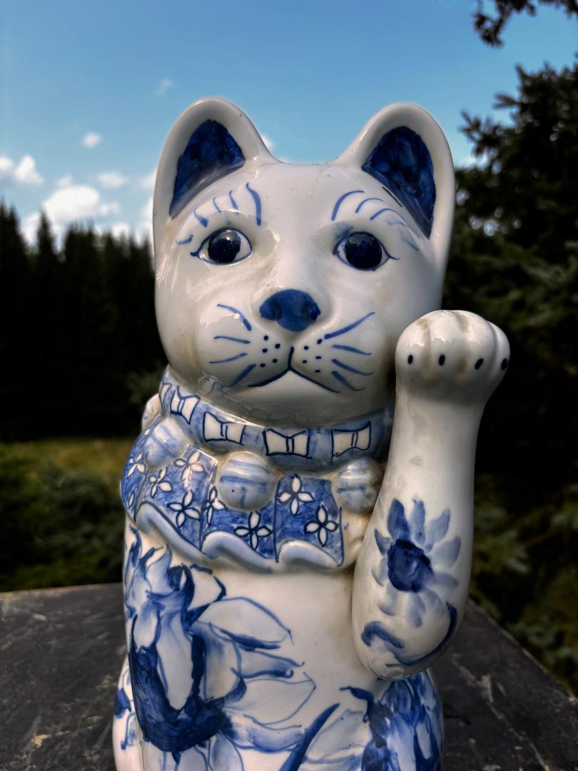 Japanische große antike blaue und weiße handgemalte Glücksgeldkatze im Zustand „Gut“ im Angebot in South Burlington, VT