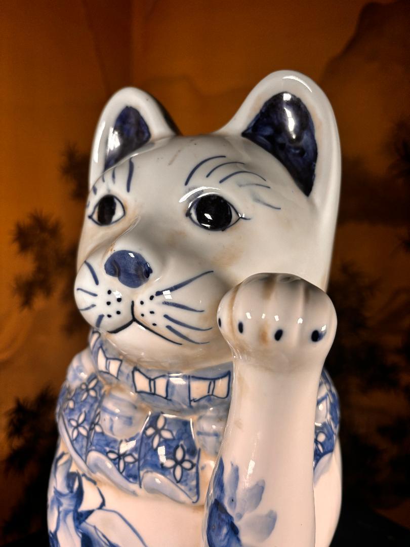Japanische große antike blaue und weiße handgemalte Glücksgeldkatze (20. Jahrhundert) im Angebot
