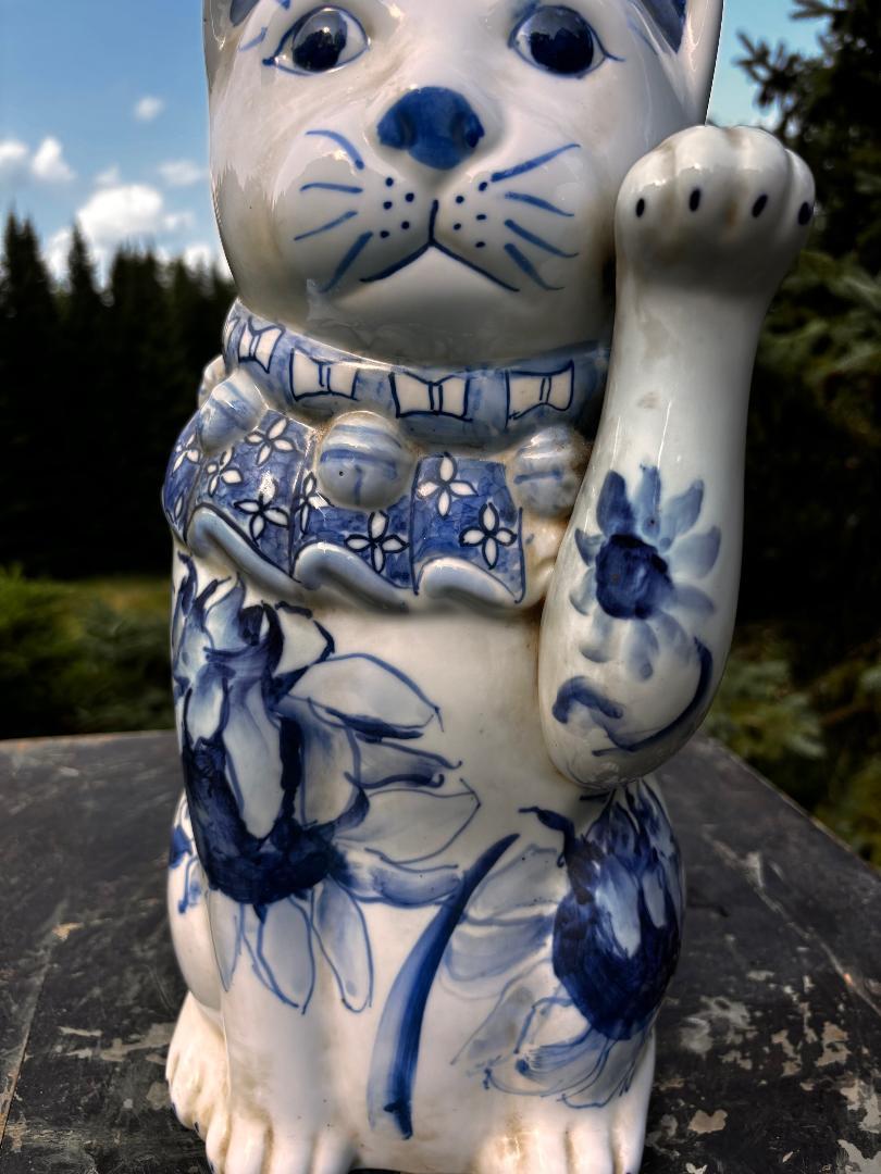 Japanische große antike blaue und weiße handgemalte Glücksgeldkatze (Keramik) im Angebot
