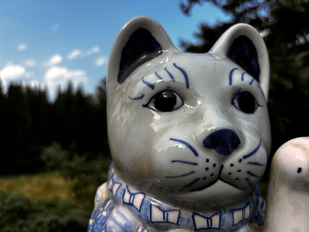Japanische große antike blaue und weiße handgemalte Glücksgeldkatze im Angebot 2