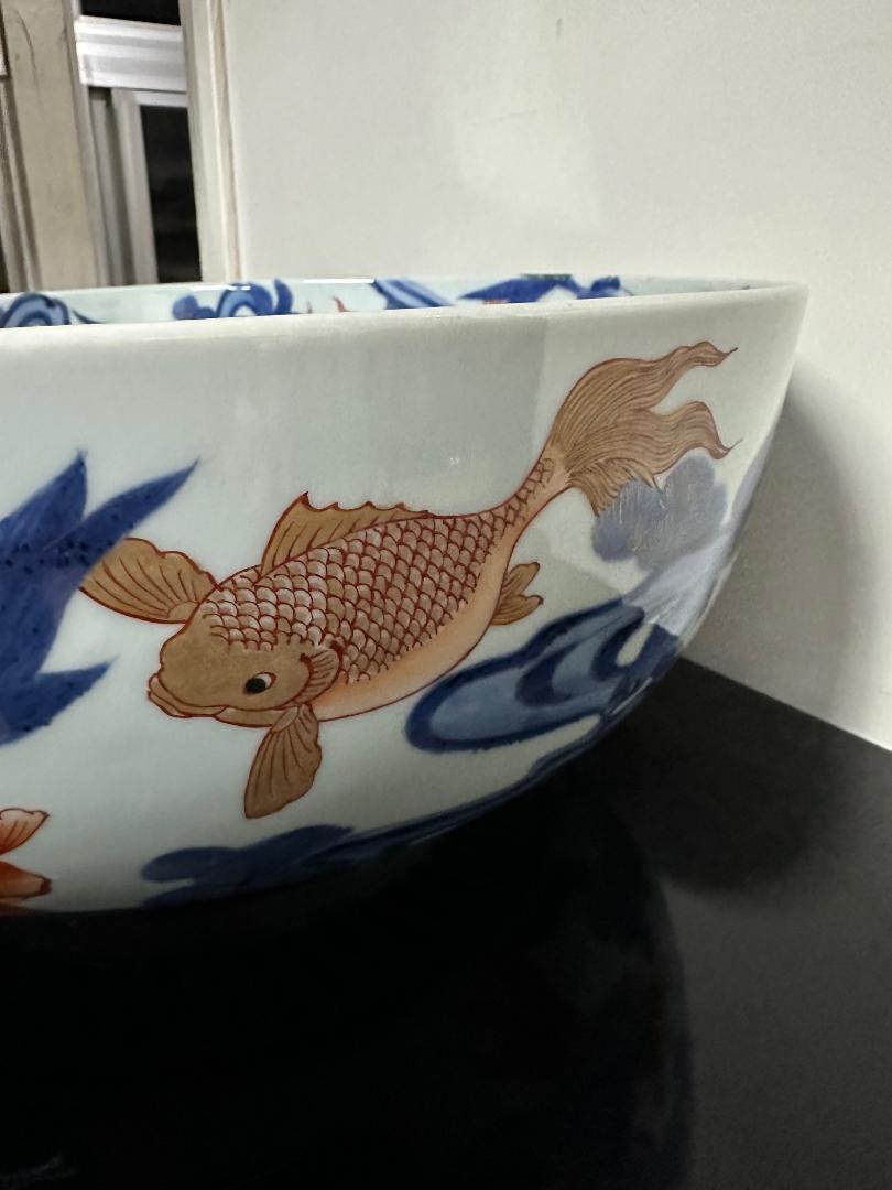 Japanische große antike Fischschale in Brillantblau und Weißgold im Angebot 3