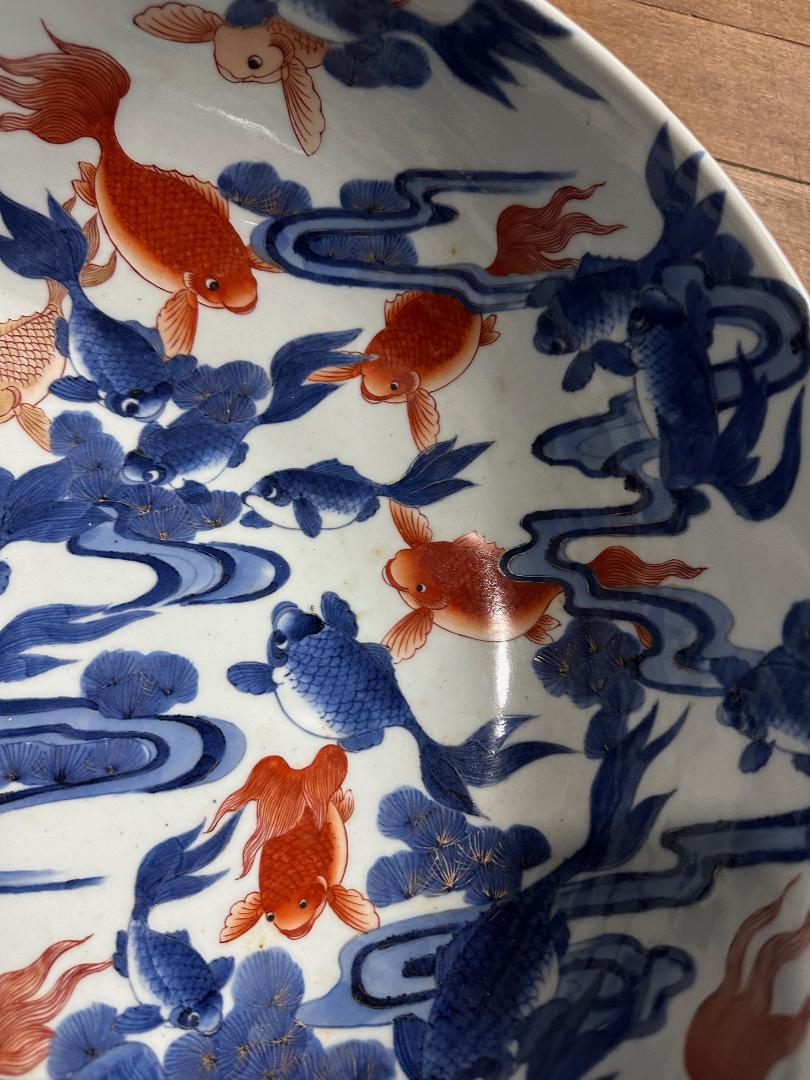 Japanische große antike Fischschale in Brillantblau und Weißgold im Angebot 4
