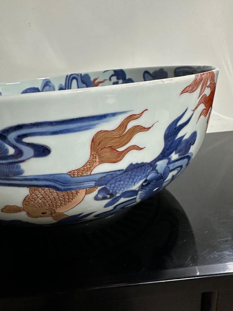 Japanische große antike Fischschale in Brillantblau und Weißgold im Angebot 5