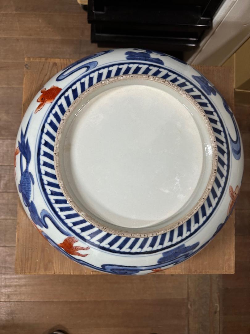 Japanische große antike Fischschale in Brillantblau und Weißgold im Angebot 8