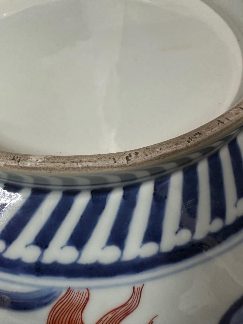 Japanische große antike Fischschale in Brillantblau und Weißgold im Angebot 9