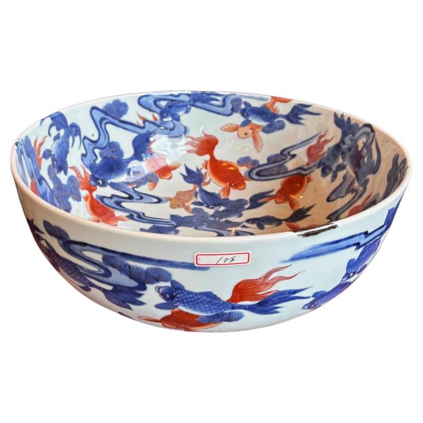 Japanische große antike Fischschale in Brillantblau und Weißgold (Meiji-Periode) im Angebot