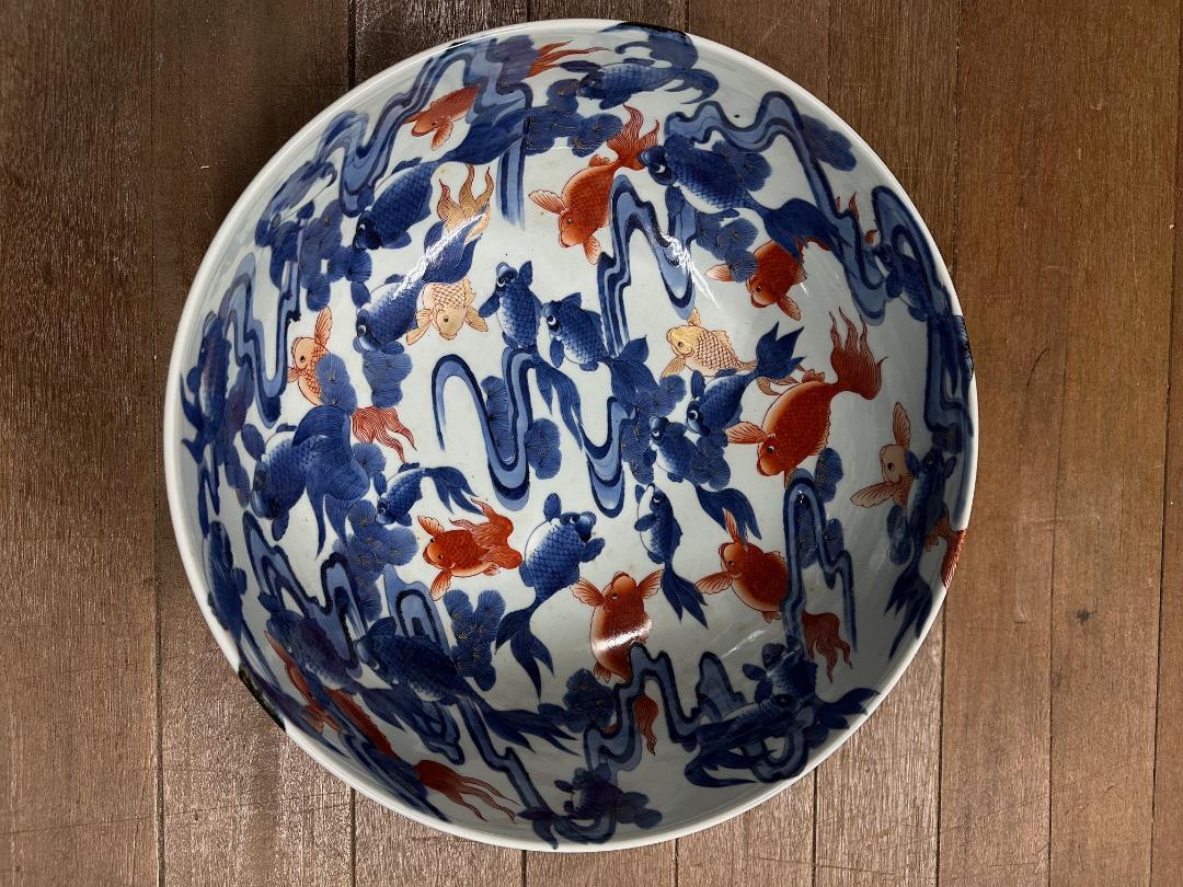 Japanische große antike Fischschale in Brillantblau und Weißgold (Glasiert) im Angebot