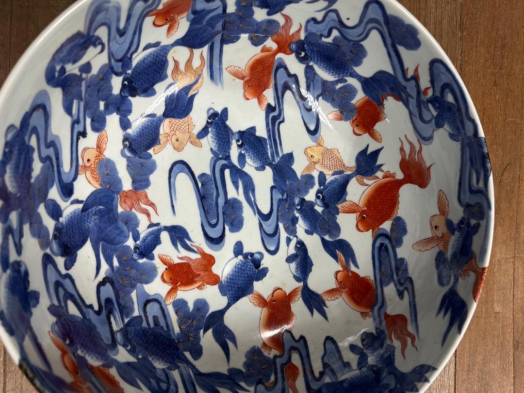 Japanische große antike Fischschale in Brillantblau und Weißgold im Zustand „Gut“ im Angebot in South Burlington, VT